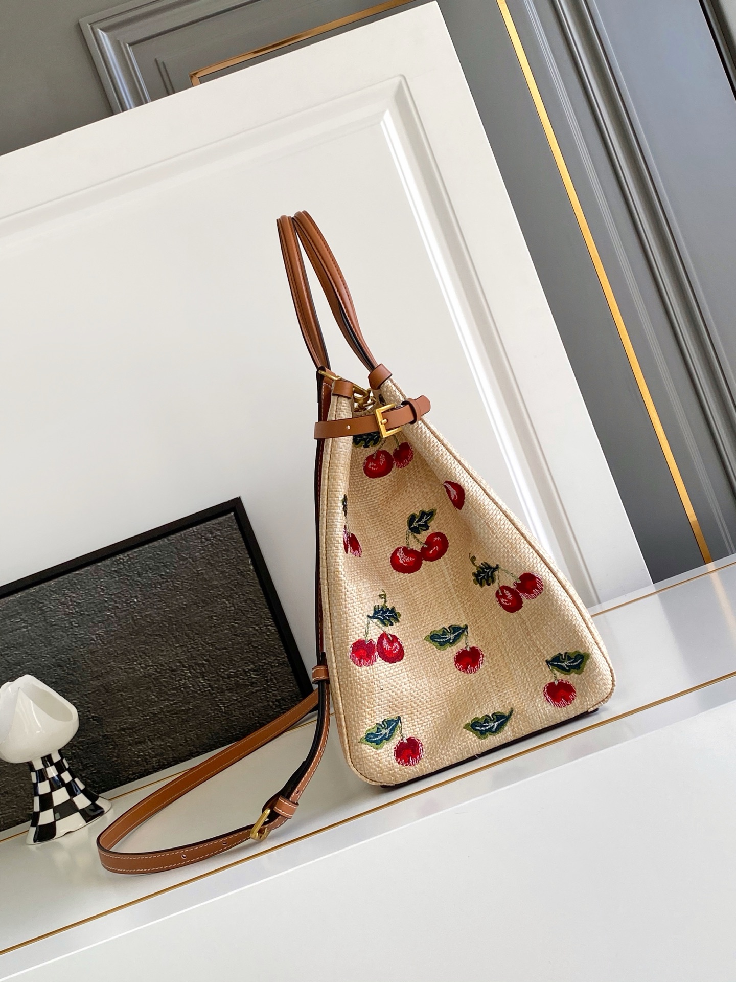 🆕Valent*** 早春樱桃🍒刺绣系列😍-米色打底配以鲜艳欲滴的樱桃🍒刺绣图案，棕色皮革包边，标志性金