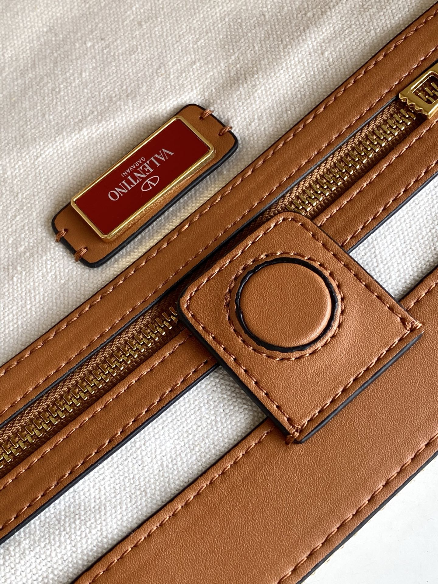 🆕Valent*** 早春樱桃🍒刺绣系列😍-米色打底配以鲜艳欲滴的樱桃🍒刺绣图案，棕色皮革包边，标志性金