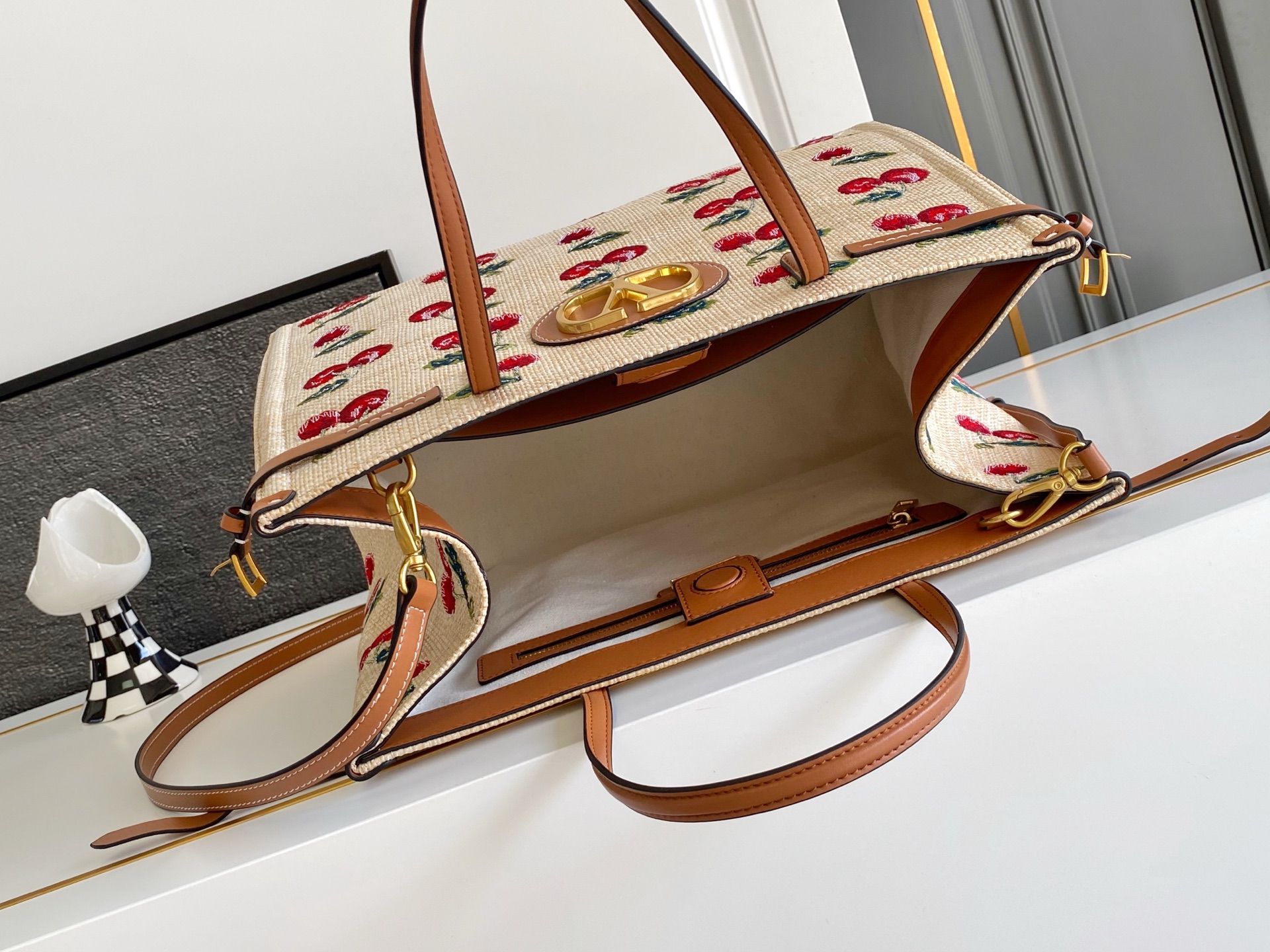 🆕Valent*** 早春樱桃🍒刺绣系列😍-米色打底配以鲜艳欲滴的樱桃🍒刺绣图案，棕色皮革包边，标志性金