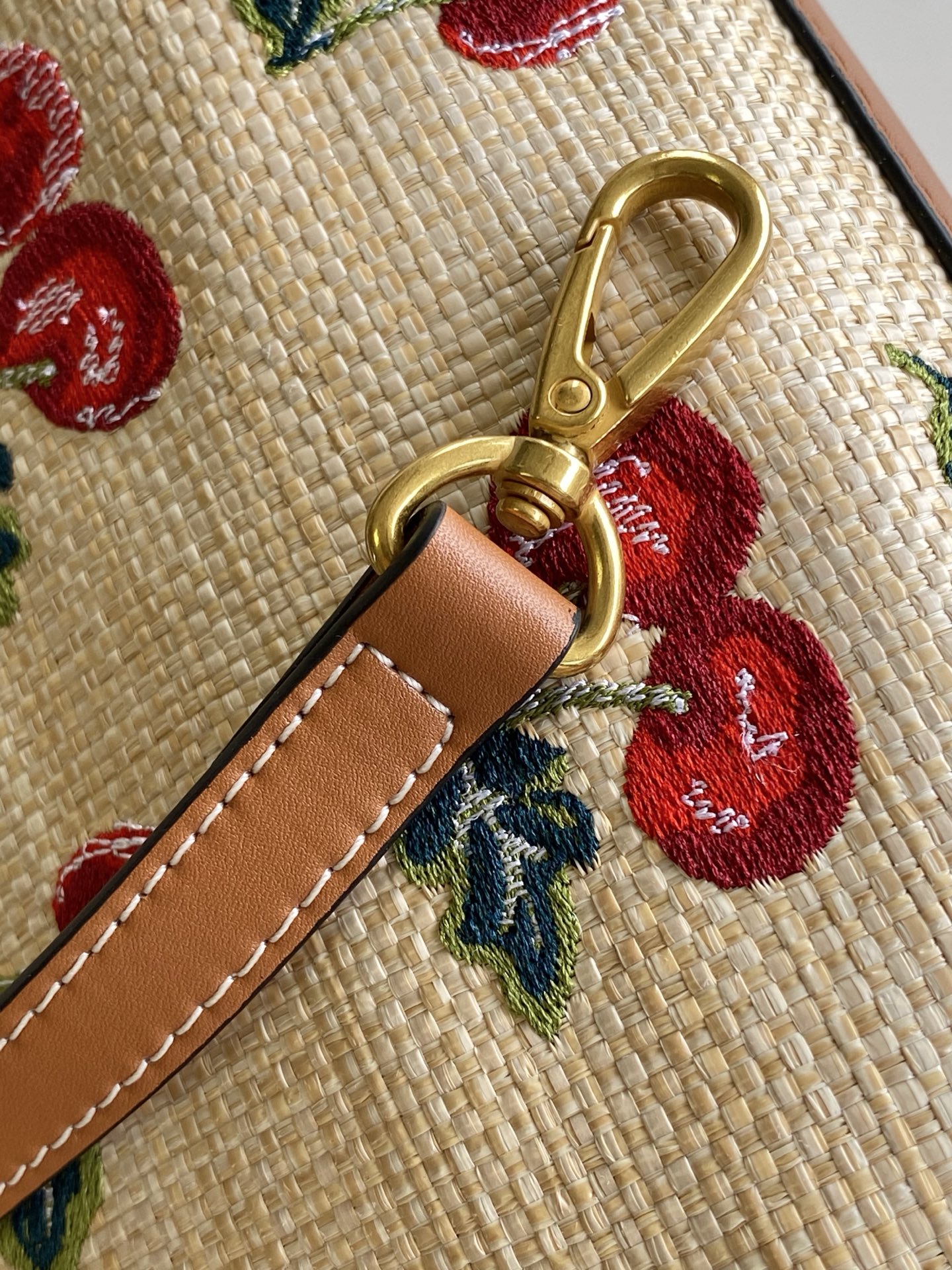 🆕Valent*** 早春樱桃🍒刺绣系列😍-米色打底配以鲜艳欲滴的樱桃🍒刺绣图案，棕色皮革包边，标志性金