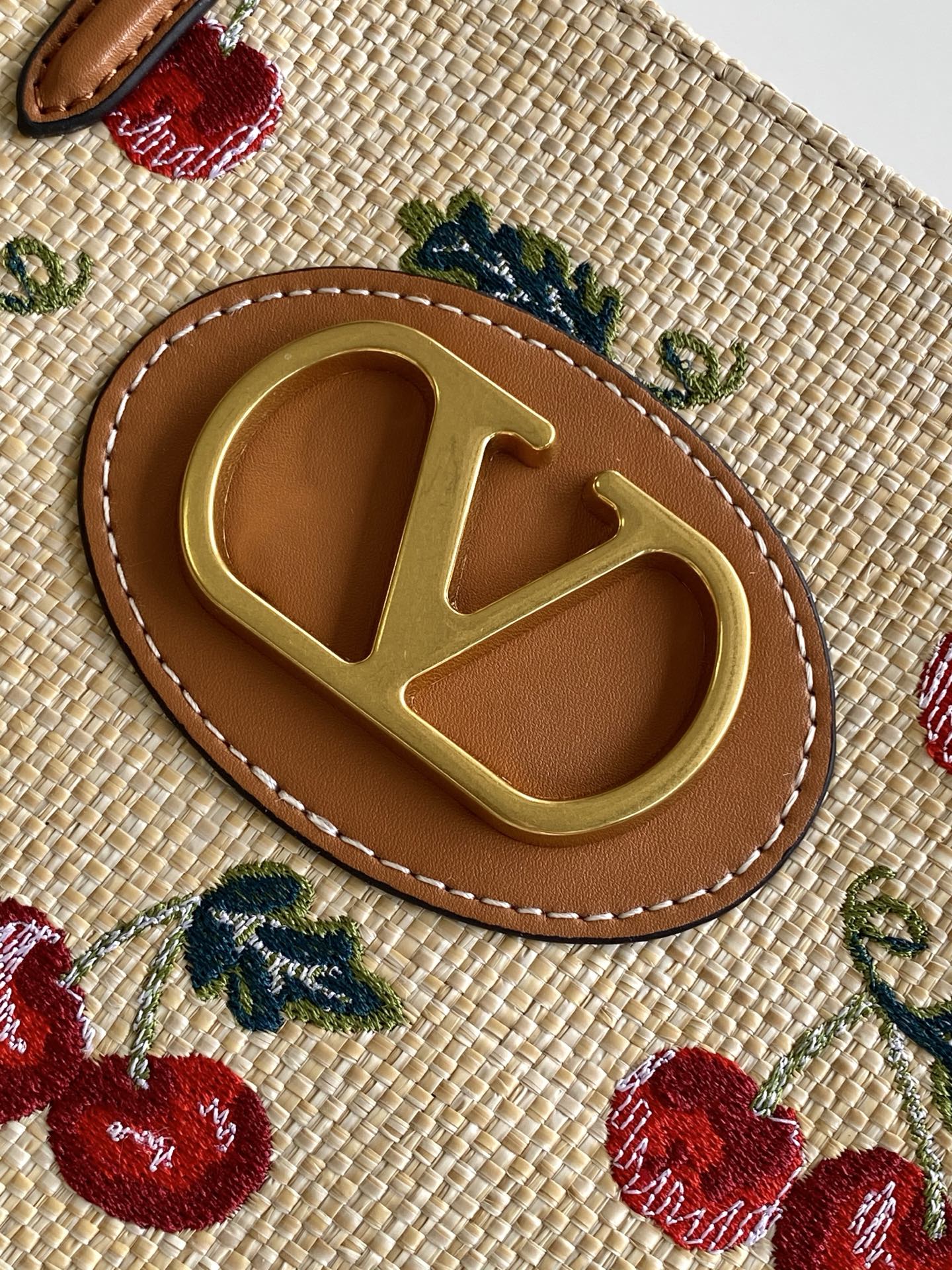 🆕Valent*** 早春樱桃🍒刺绣系列😍-米色打底配以鲜艳欲滴的樱桃🍒刺绣图案，棕色皮革包边，标志性金