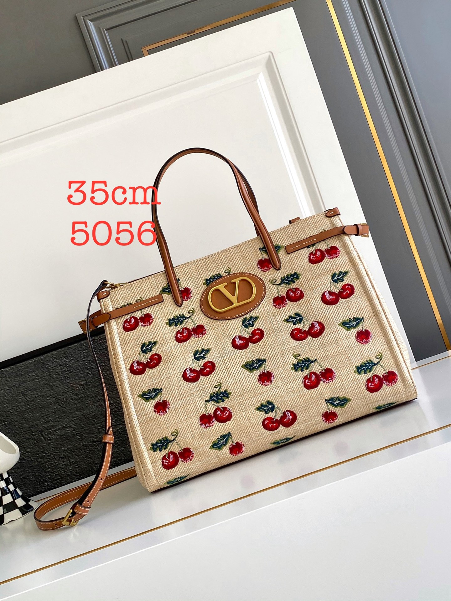 🆕Valent*** 早春樱桃🍒刺绣系列😍-米色打底配以鲜艳欲滴的樱桃🍒刺绣图案，棕色皮革包边，标志性金