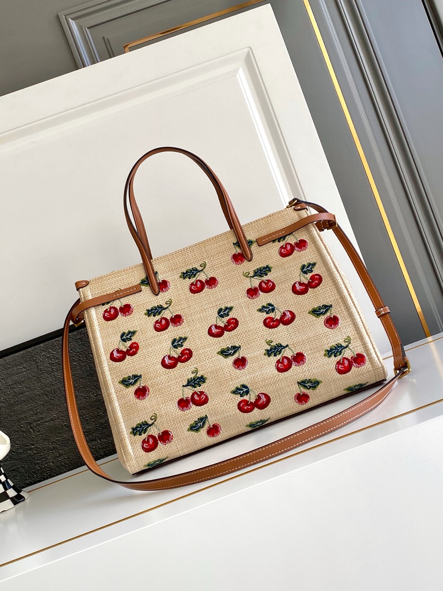 🆕Valent*** 早春樱桃🍒刺绣系列😍-米色打底配以鲜艳欲滴的樱桃🍒刺绣图案，棕色皮革包边，标志性金