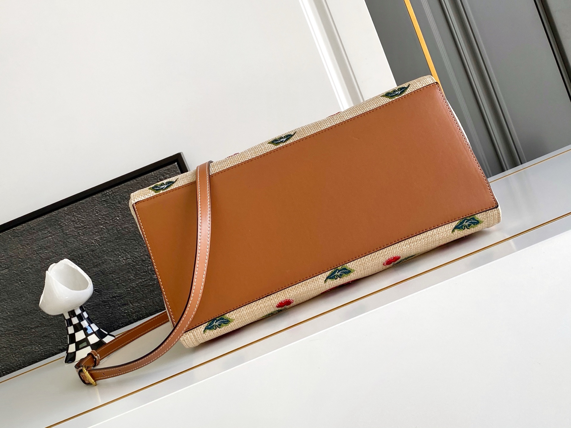 🆕Valent*** 早春樱桃🍒刺绣系列😍-米色打底配以鲜艳欲滴的樱桃🍒刺绣图案，棕色皮革包边，标志性金