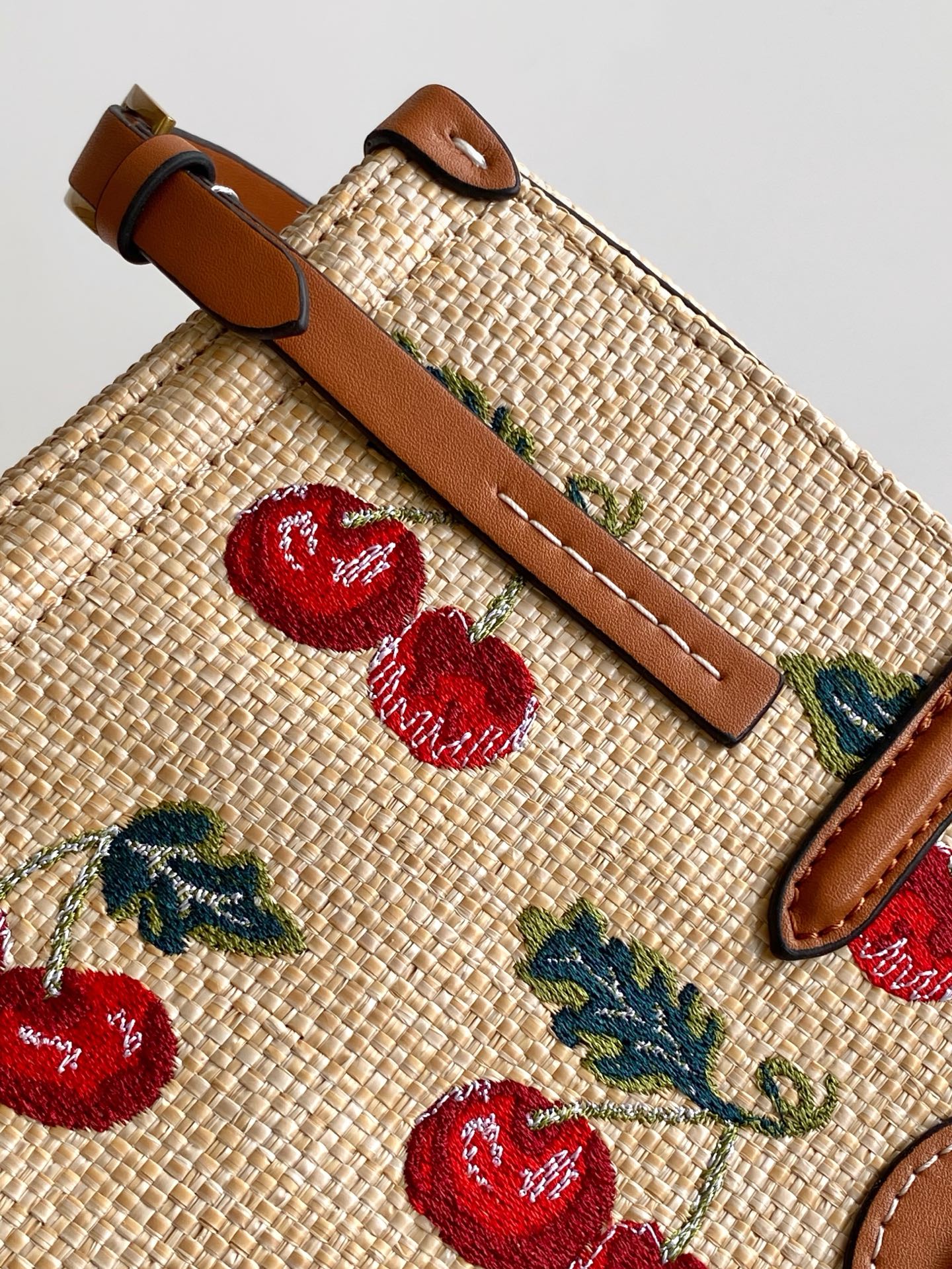 🆕Valent*** 早春樱桃🍒刺绣系列😍-米色打底配以鲜艳欲滴的樱桃🍒刺绣图案，棕色皮革包边，标志性金