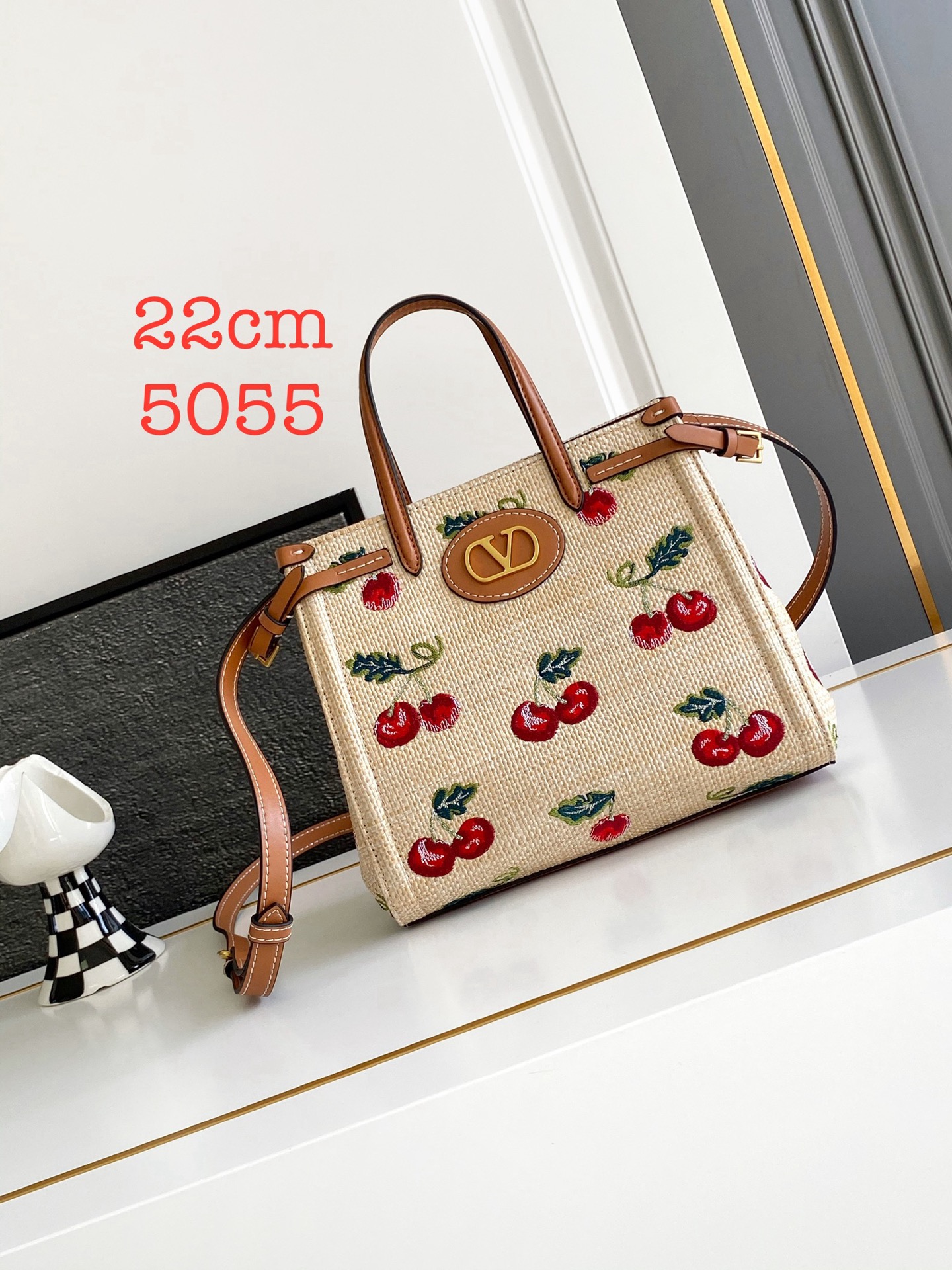 🆕Valent*** 早春樱桃🍒刺绣系列😍-米色打底配以鲜艳欲滴的樱桃🍒刺绣图案，棕色皮革包边，标志性金