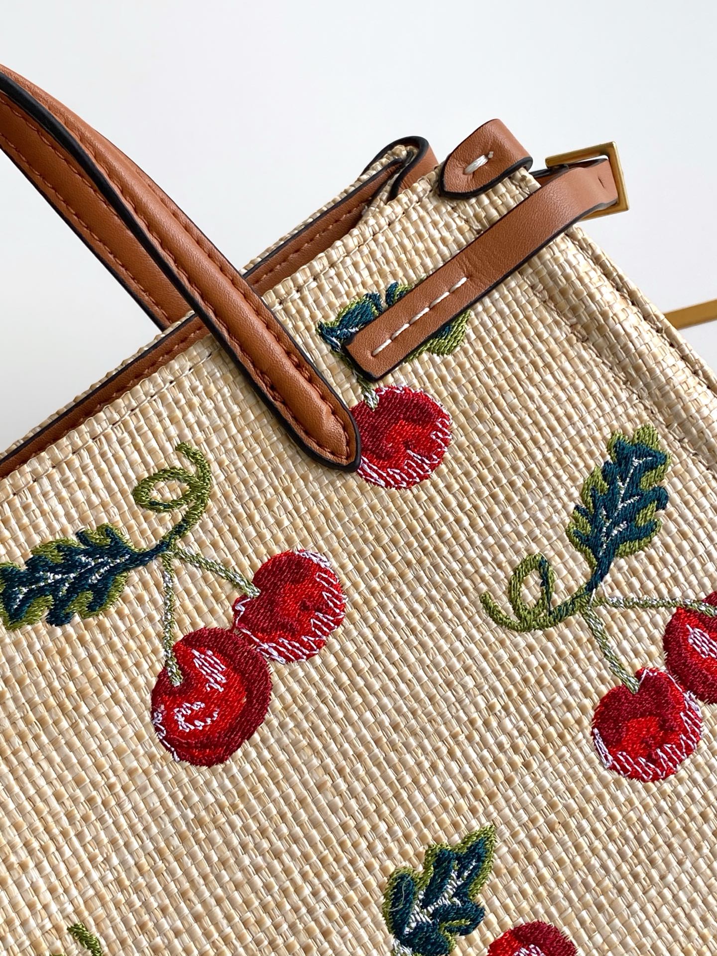 🆕Valent*** 早春樱桃🍒刺绣系列😍-米色打底配以鲜艳欲滴的樱桃🍒刺绣图案，棕色皮革包边，标志性金