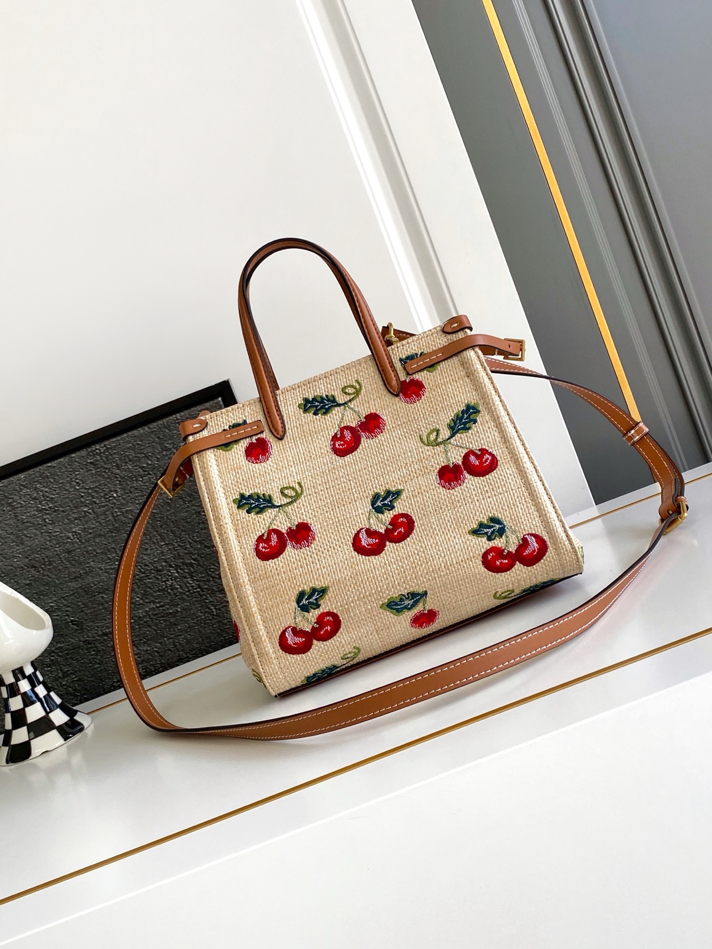 🆕Valent*** 早春樱桃🍒刺绣系列😍-米色打底配以鲜艳欲滴的樱桃🍒刺绣图案，棕色皮革包边，标志性金