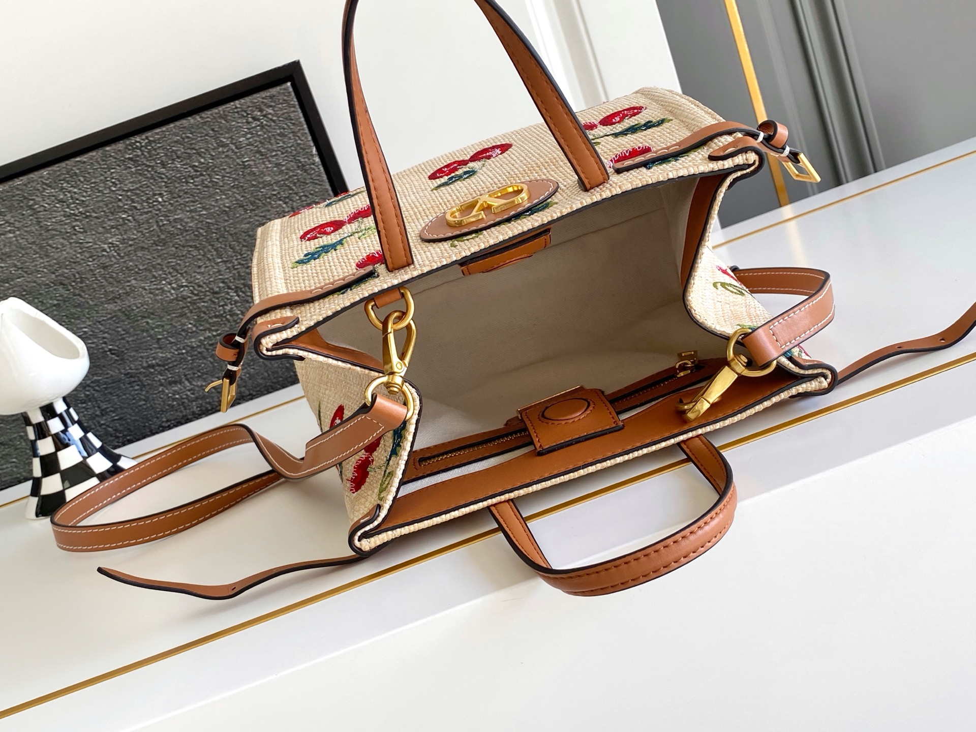 🆕Valent*** 早春樱桃🍒刺绣系列😍-米色打底配以鲜艳欲滴的樱桃🍒刺绣图案，棕色皮革包边，标志性金