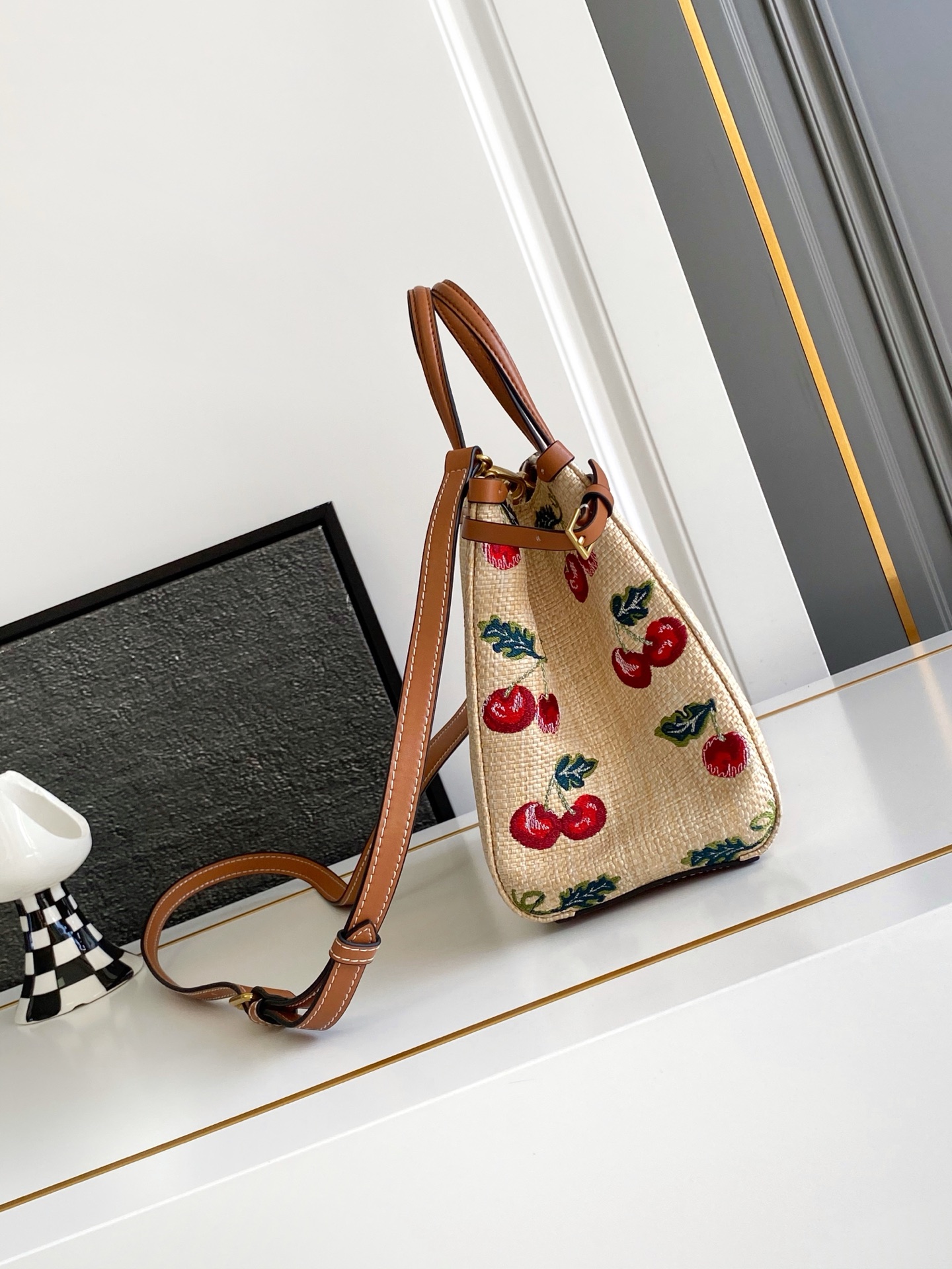 🆕Valent*** 早春樱桃🍒刺绣系列😍-米色打底配以鲜艳欲滴的樱桃🍒刺绣图案，棕色皮革包边，标志性金