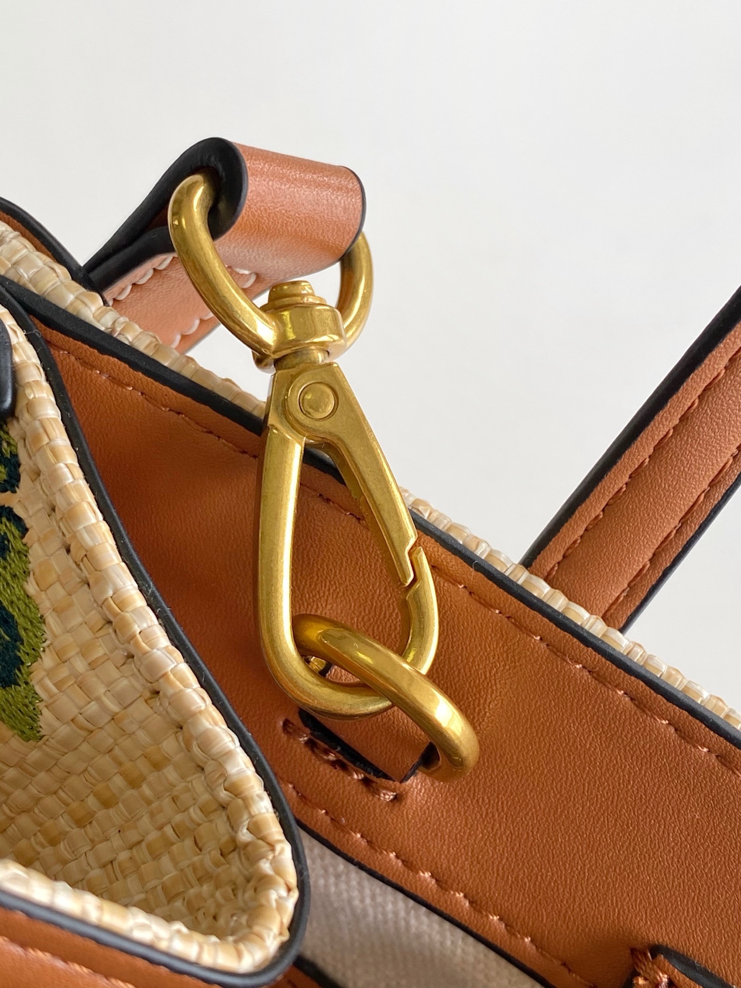 🆕Valent*** 早春樱桃🍒刺绣系列😍-米色打底配以鲜艳欲滴的樱桃🍒刺绣图案，棕色皮革包边，标志性金