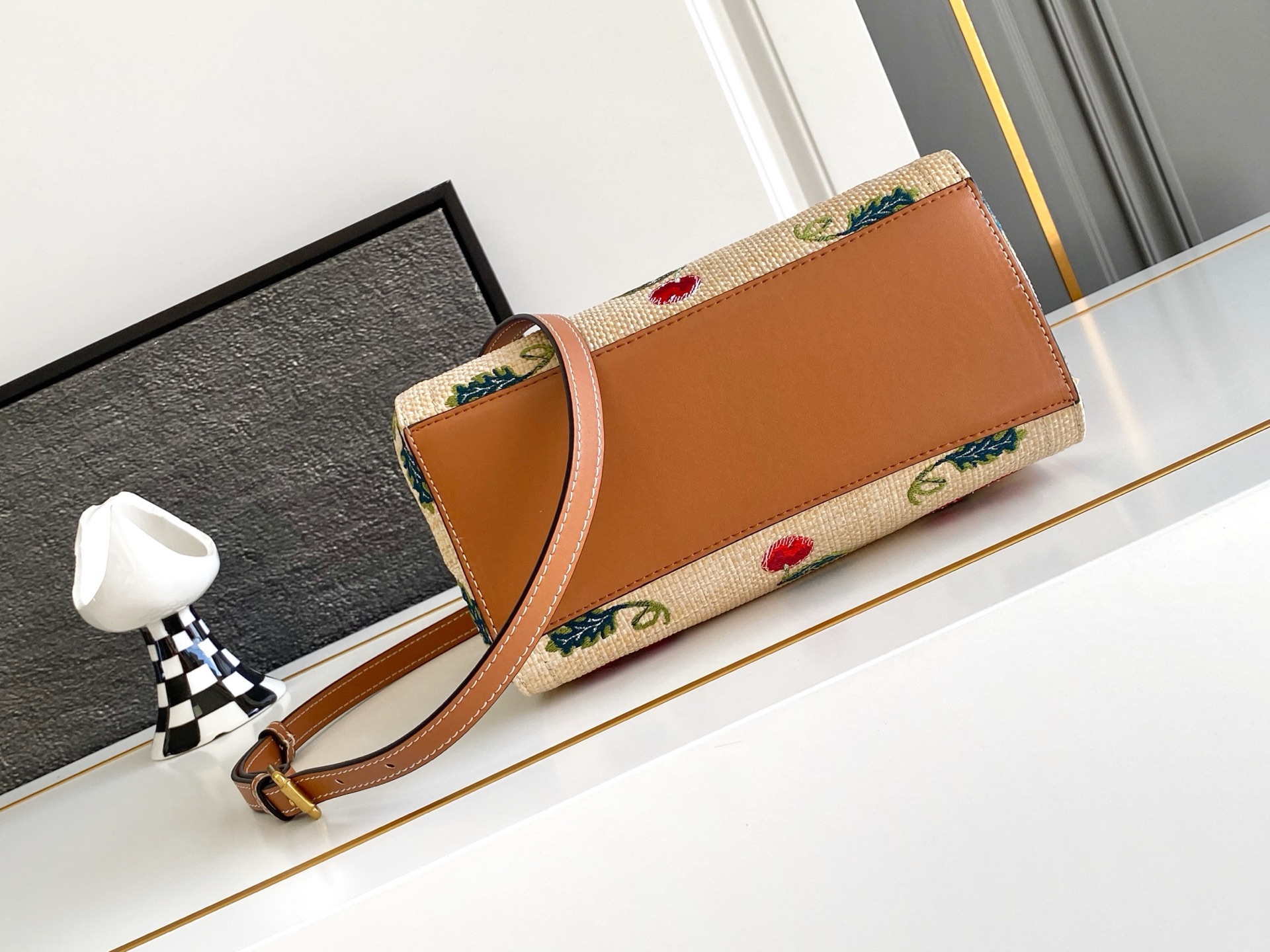 🆕Valent*** 早春樱桃🍒刺绣系列😍-米色打底配以鲜艳欲滴的樱桃🍒刺绣图案，棕色皮革包边，标志性金