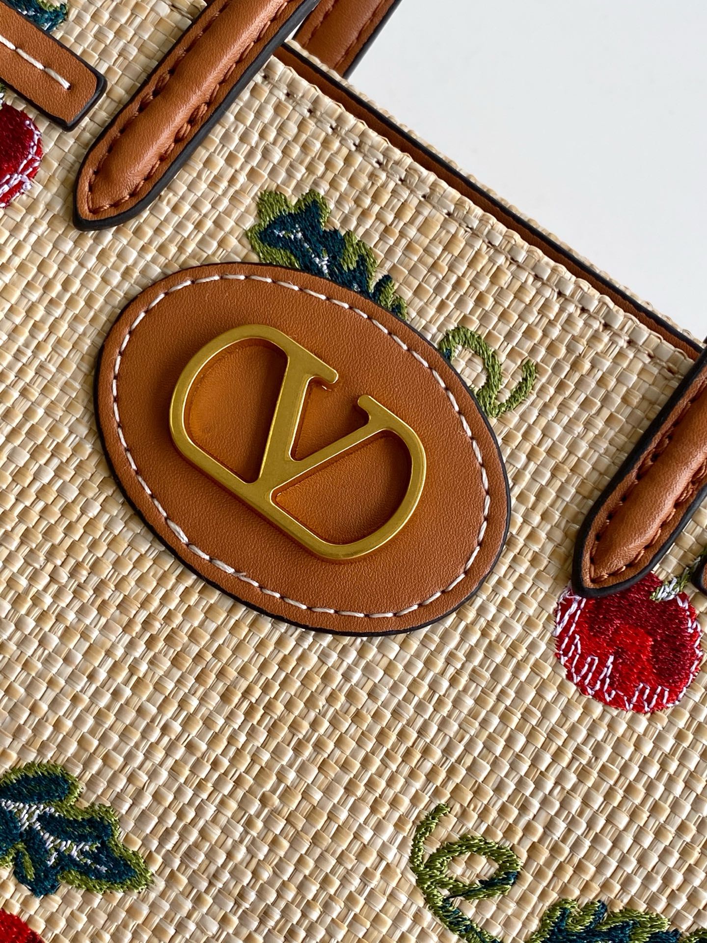 🆕Valent*** 早春樱桃🍒刺绣系列😍-米色打底配以鲜艳欲滴的樱桃🍒刺绣图案，棕色皮革包边，标志性金