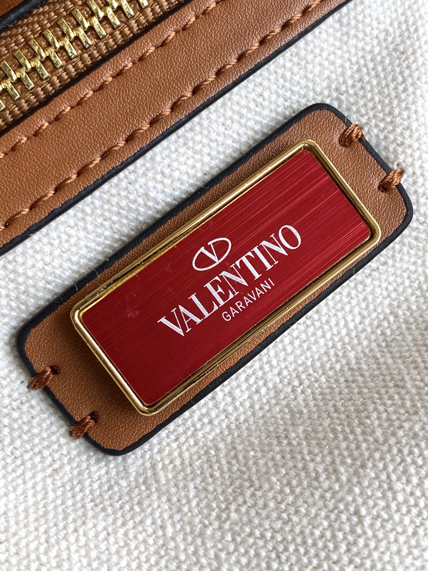 🆕Valent*** 早春樱桃🍒刺绣系列😍-米色打底配以鲜艳欲滴的樱桃🍒刺绣图案，棕色皮革包边，标志性金