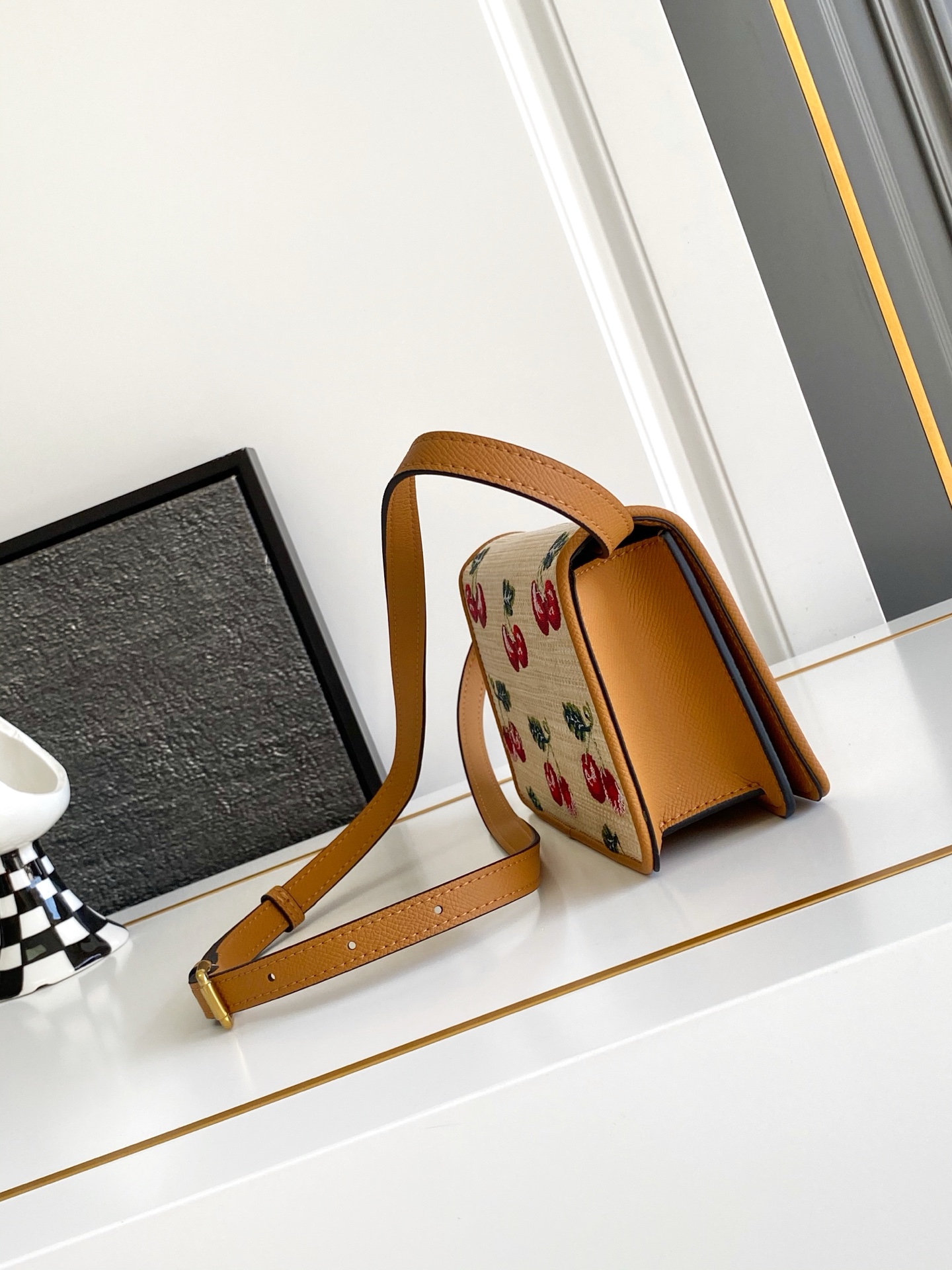 🆕Valent*** 早春樱桃🍒刺绣系列😍-米色打底配以鲜艳欲滴的樱桃🍒刺绣图案，棕色皮革包边，标志性金