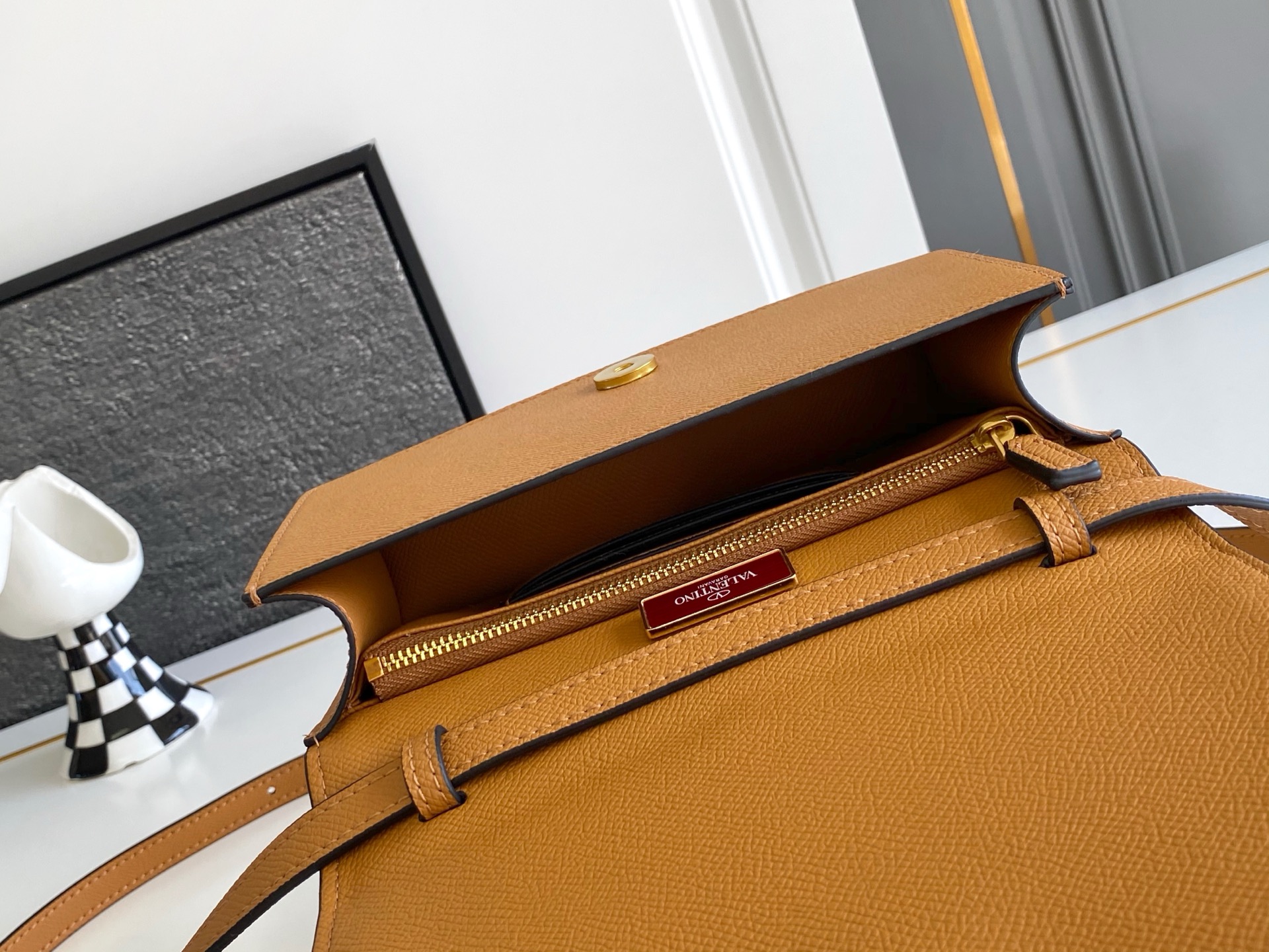 🆕Valent*** 早春樱桃🍒刺绣系列😍-米色打底配以鲜艳欲滴的樱桃🍒刺绣图案，棕色皮革包边，标志性金