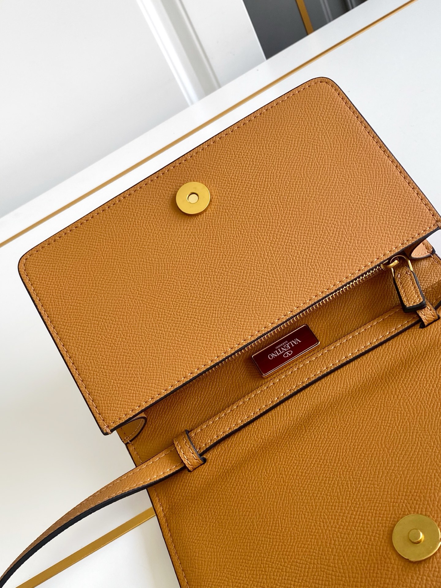 🆕Valent*** 早春樱桃🍒刺绣系列😍-米色打底配以鲜艳欲滴的樱桃🍒刺绣图案，棕色皮革包边，标志性金