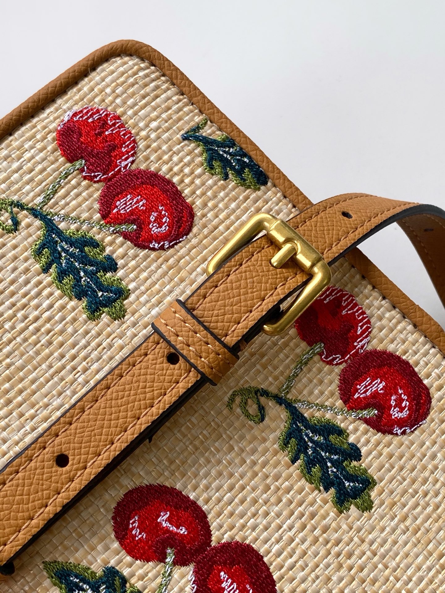 🆕Valent*** 早春樱桃🍒刺绣系列😍-米色打底配以鲜艳欲滴的樱桃🍒刺绣图案，棕色皮革包边，标志性金