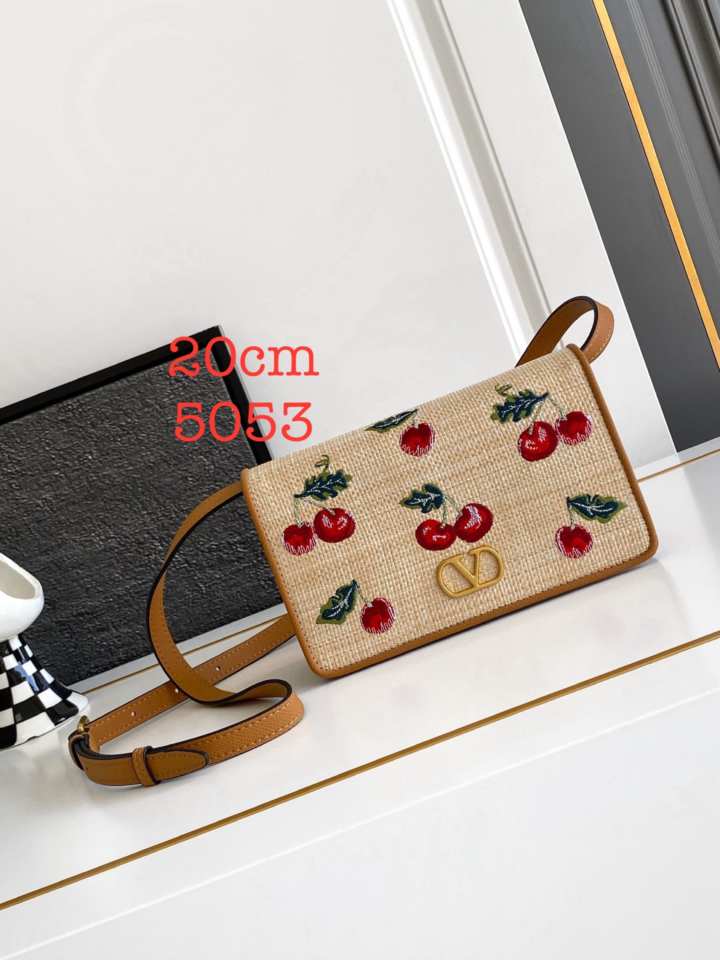 🆕Valent*** 早春樱桃🍒刺绣系列😍-米色打底配以鲜艳欲滴的樱桃🍒刺绣图案，棕色皮革包边，标志性金