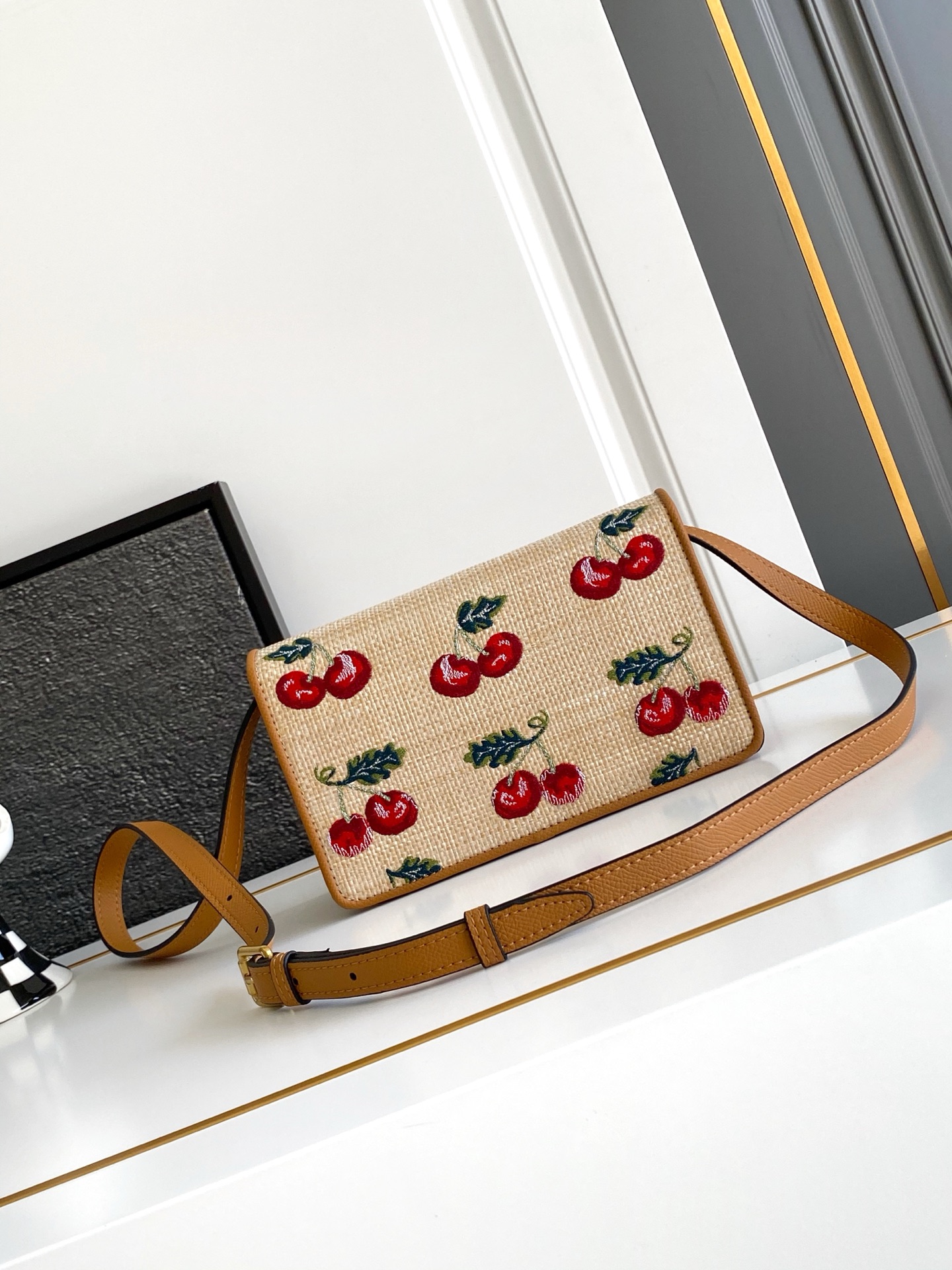 🆕Valent*** 早春樱桃🍒刺绣系列😍-米色打底配以鲜艳欲滴的樱桃🍒刺绣图案，棕色皮革包边，标志性金