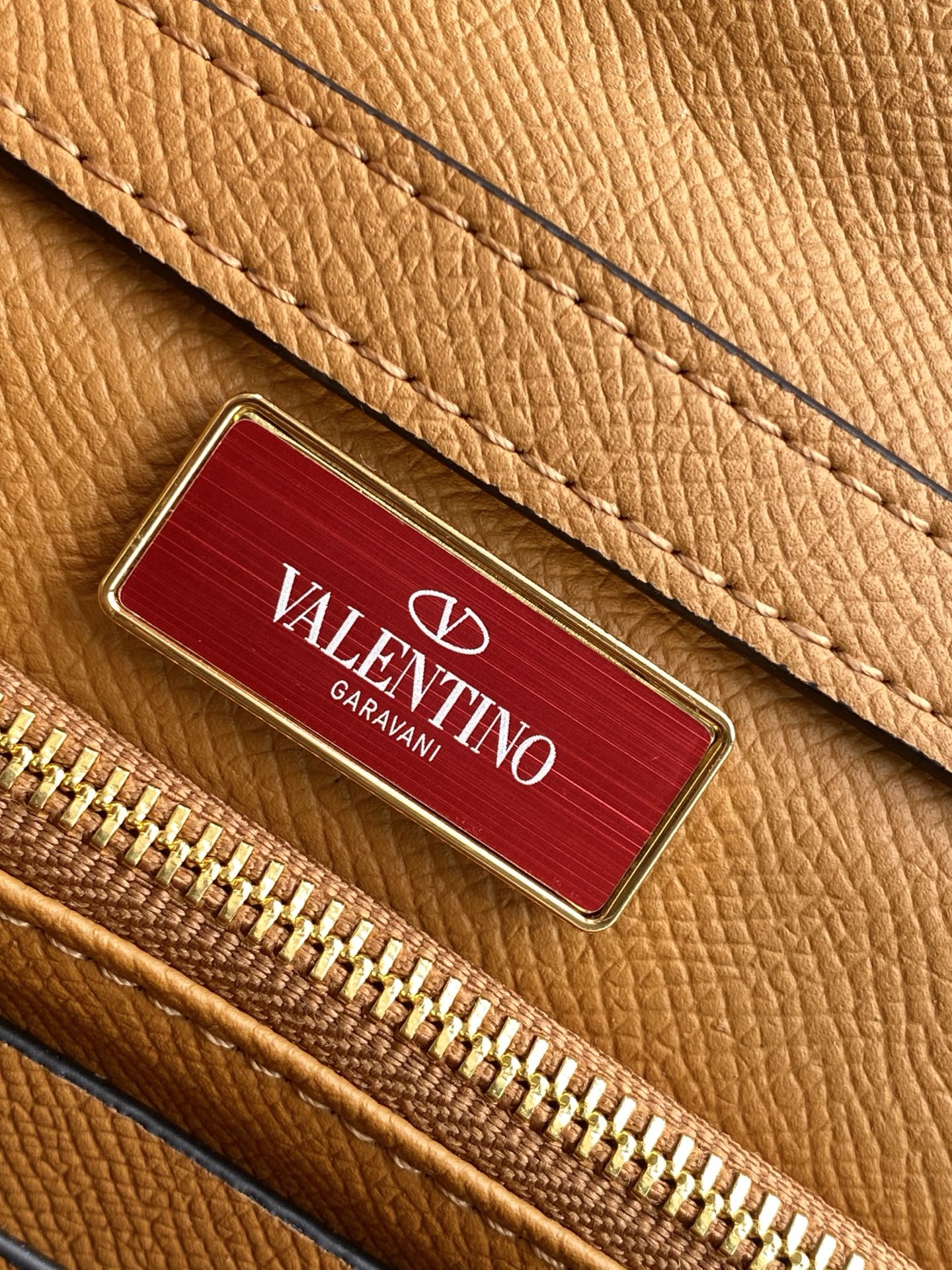 🆕Valent*** 早春樱桃🍒刺绣系列😍-米色打底配以鲜艳欲滴的樱桃🍒刺绣图案，棕色皮革包边，标志性金