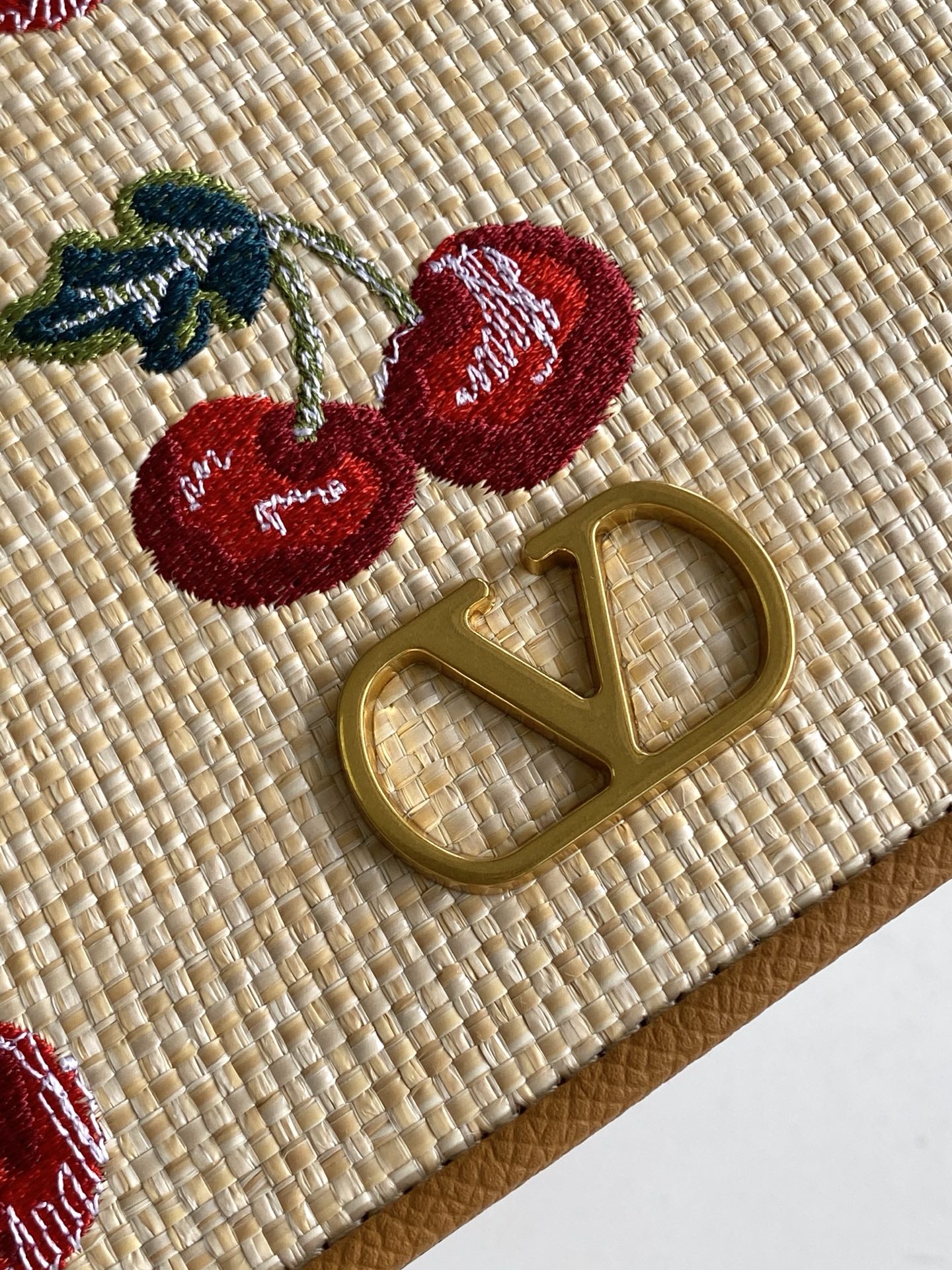 🆕Valent*** 早春樱桃🍒刺绣系列😍-米色打底配以鲜艳欲滴的樱桃🍒刺绣图案，棕色皮革包边，标志性金