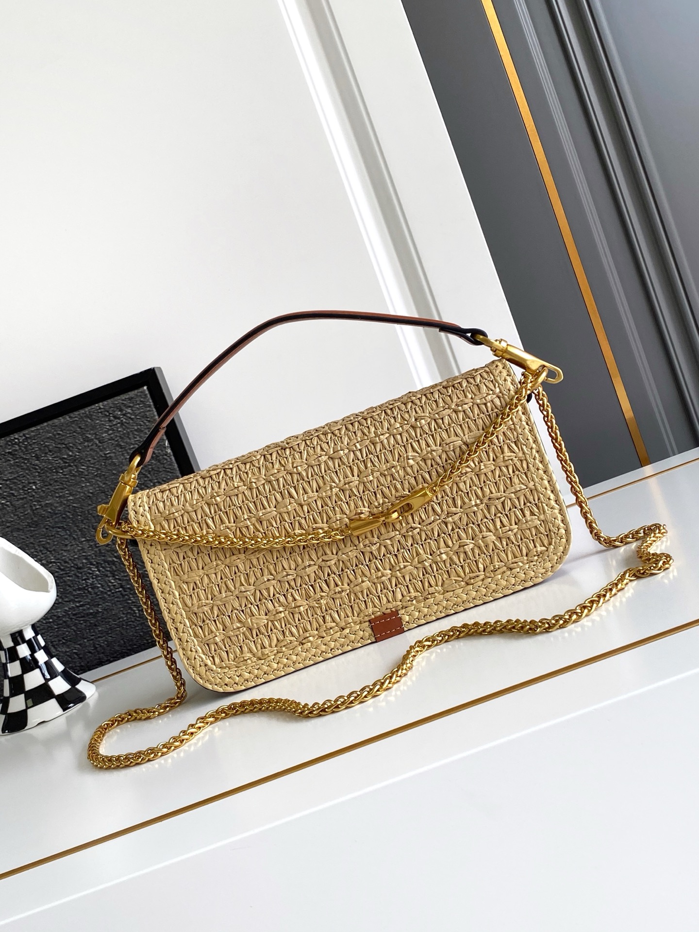 🆕🆕❣️valent**** Garavani #Loco 手袋，拉菲草编织款.金属链条搭配，还可拆除变