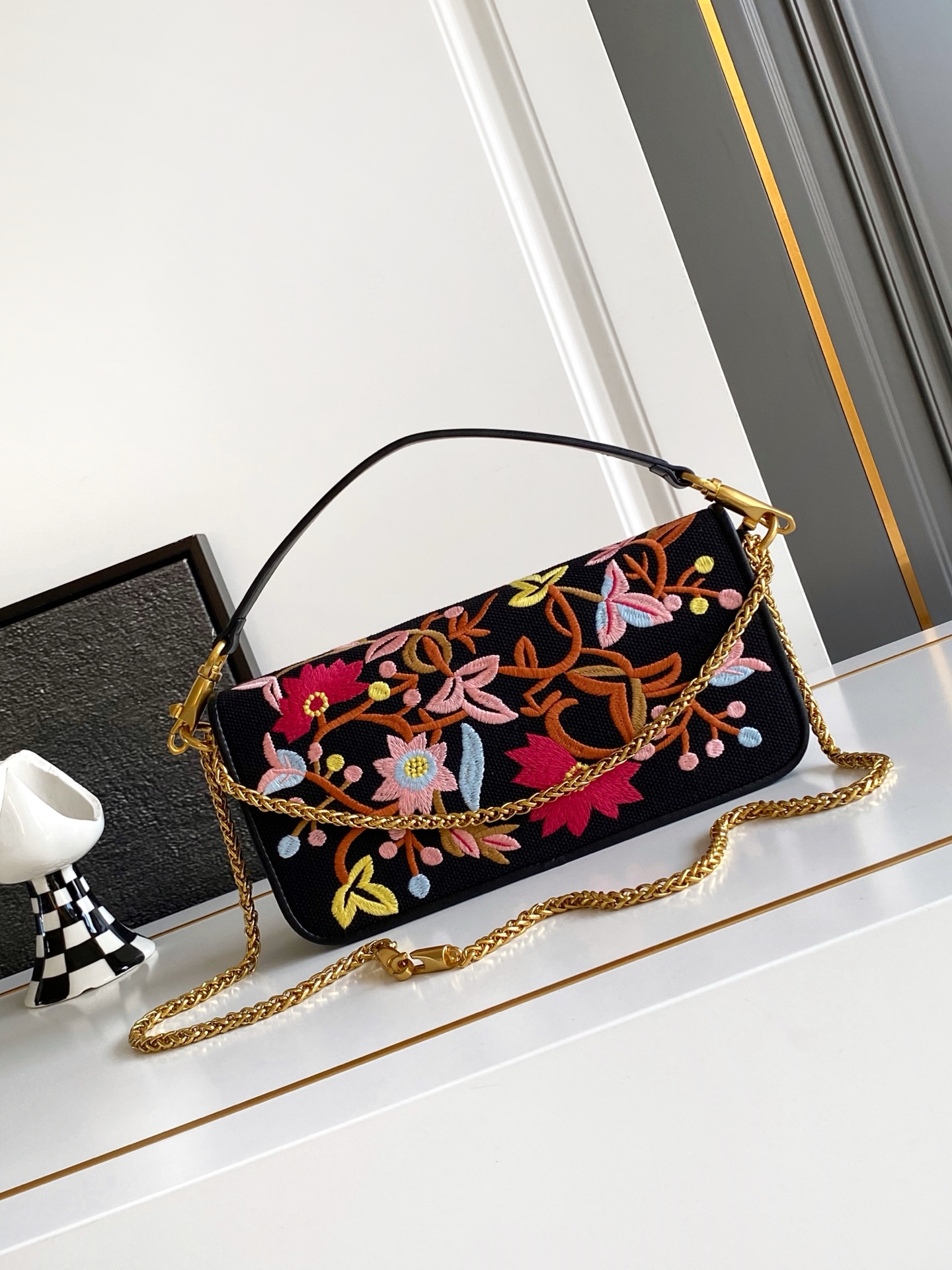 ✨✨🆕🆕VALENT*** GARAVANI Loco手袋包身刺绣古典花卉图案和VLOGOSIGNATU