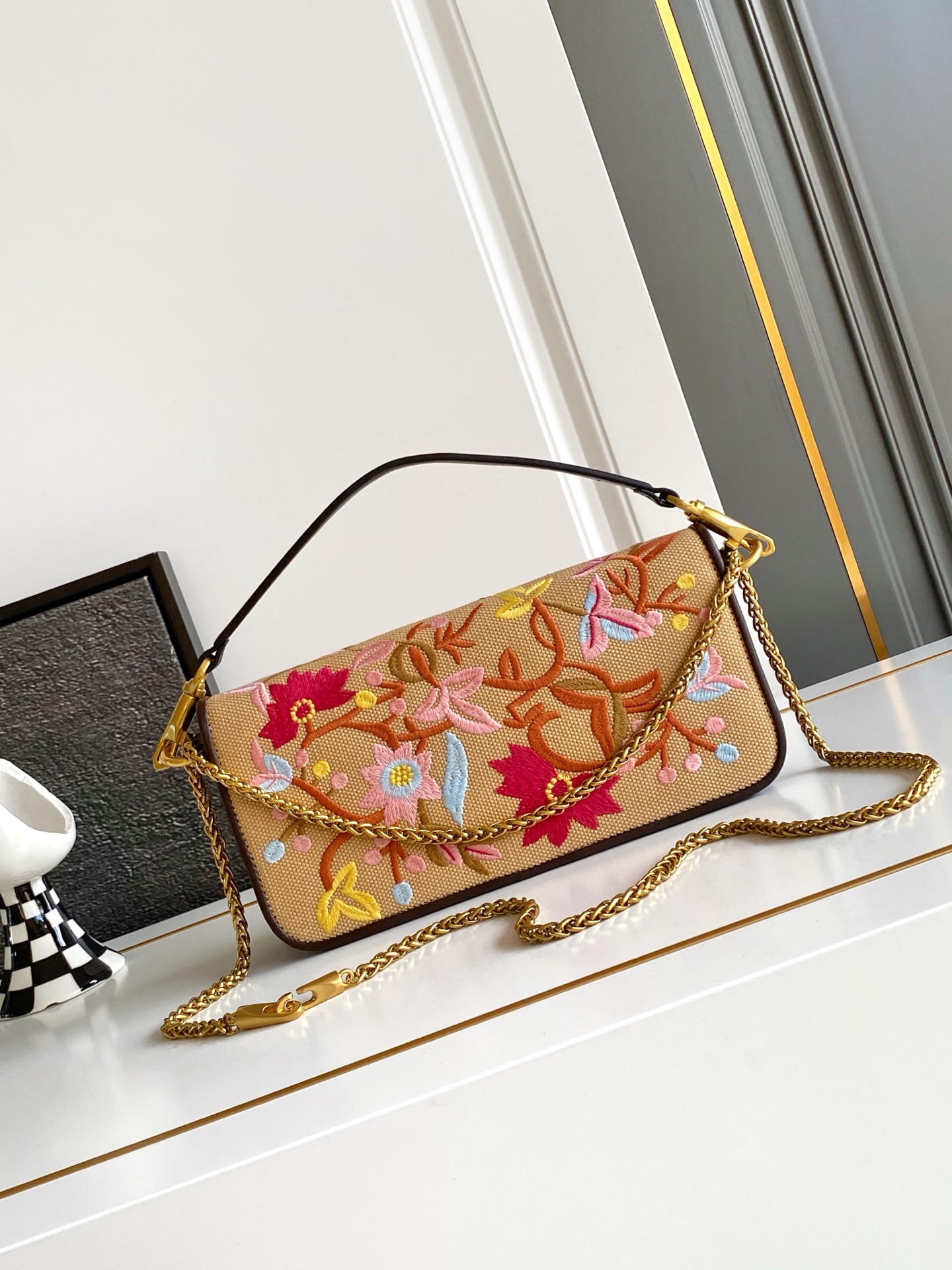 ✨✨🆕🆕VALENT*** GARAVANI Loco手袋包身刺绣古典花卉图案和VLOGOSIGNATU