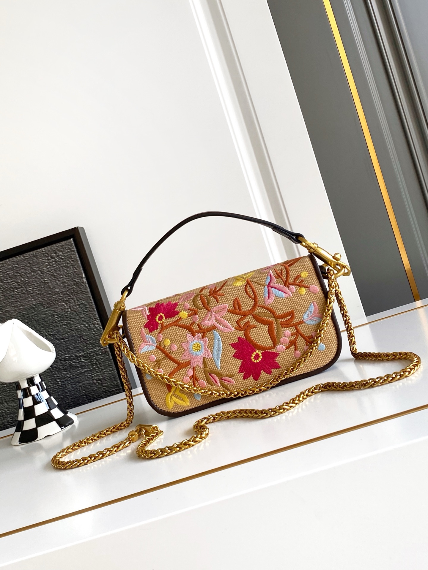 ✨✨🆕🆕VALENT*** GARAVANI Loco手袋包身刺绣古典花卉图案和VLOGOSIGNATU