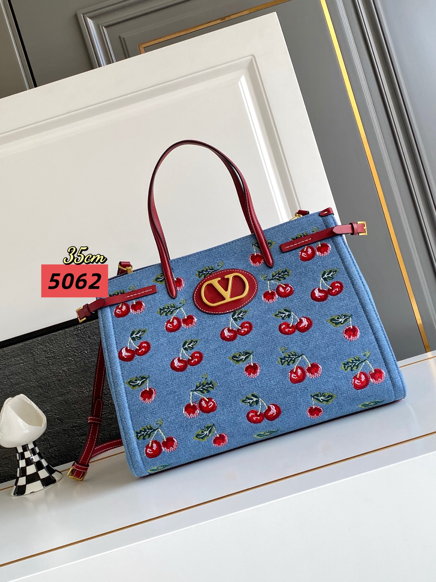 🆕Valent*** 早春樱桃🍒刺绣系列😍-牛仔布打底配以鲜艳欲滴的樱桃🍒刺绣图案，棕色皮革包边，标志性