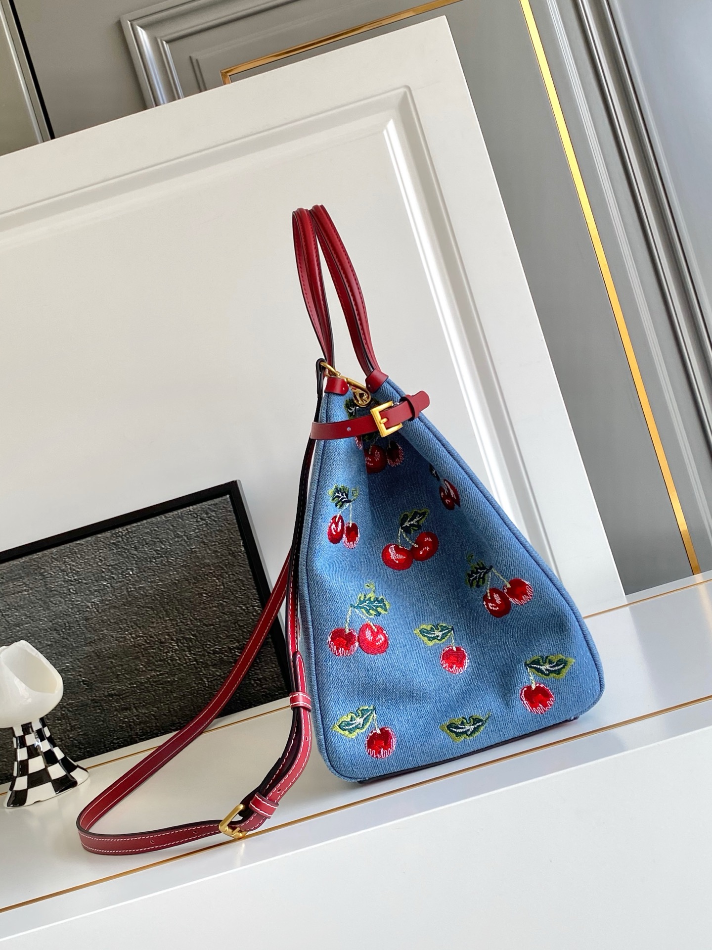 🆕Valent*** 早春樱桃🍒刺绣系列😍-牛仔布打底配以鲜艳欲滴的樱桃🍒刺绣图案，棕色皮革包边，标志性