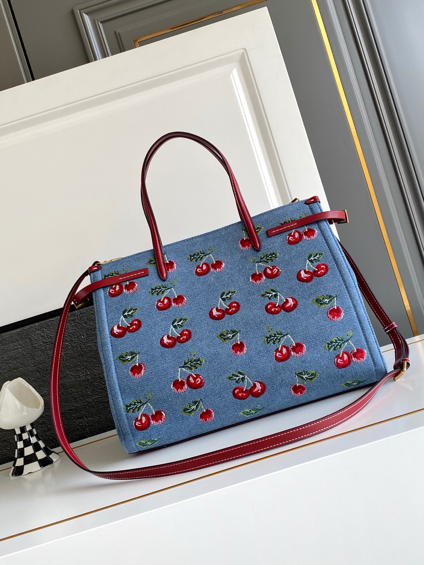 🆕Valent*** 早春樱桃🍒刺绣系列😍-牛仔布打底配以鲜艳欲滴的樱桃🍒刺绣图案，棕色皮革包边，标志性