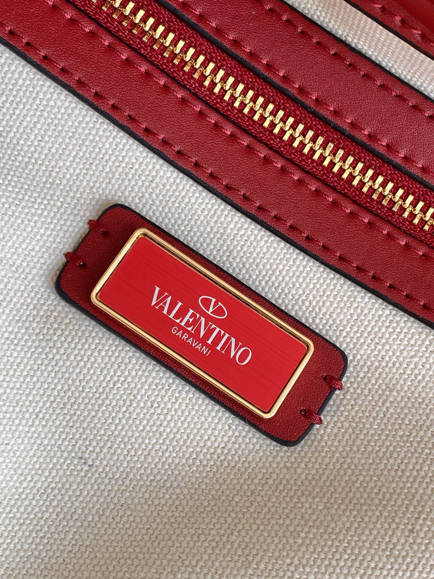 🆕Valent*** 早春樱桃🍒刺绣系列😍-牛仔布打底配以鲜艳欲滴的樱桃🍒刺绣图案，棕色皮革包边，标志性