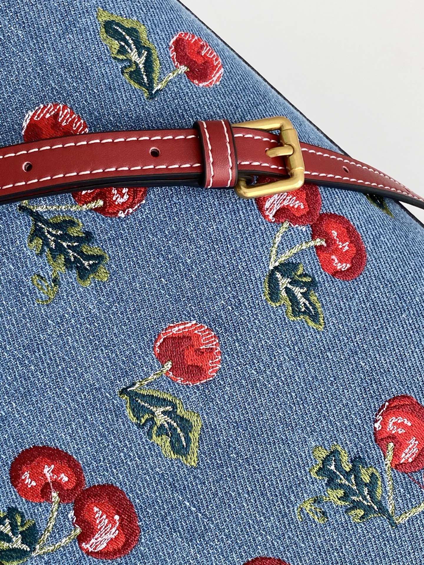 🆕Valent*** 早春樱桃🍒刺绣系列😍-牛仔布打底配以鲜艳欲滴的樱桃🍒刺绣图案，棕色皮革包边，标志性