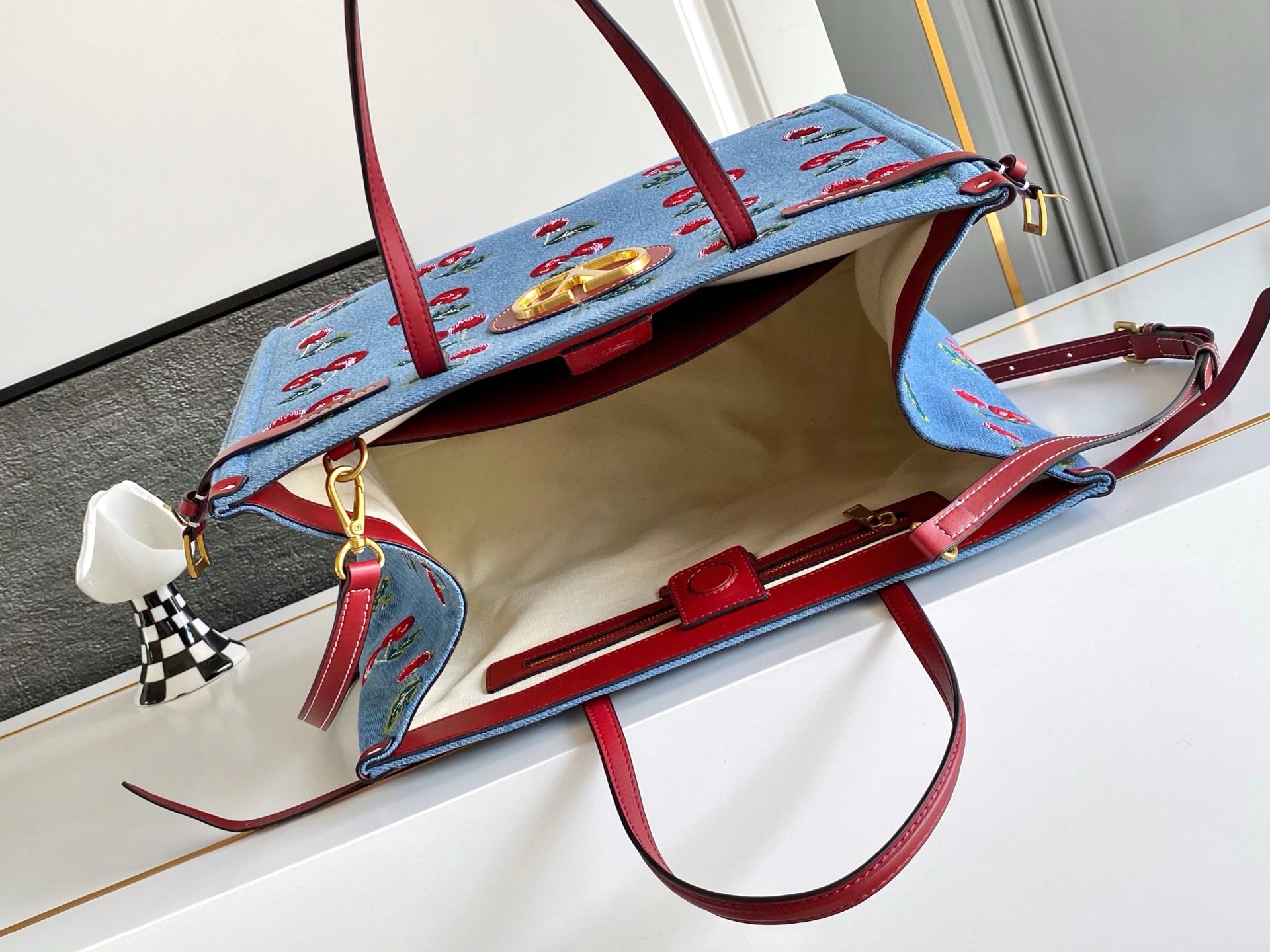 🆕Valent*** 早春樱桃🍒刺绣系列😍-牛仔布打底配以鲜艳欲滴的樱桃🍒刺绣图案，棕色皮革包边，标志性