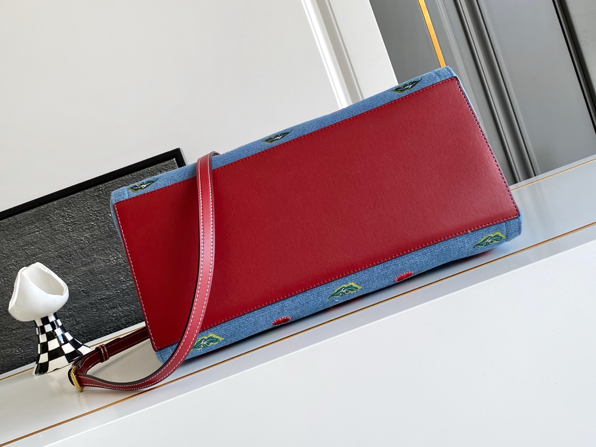 🆕Valent*** 早春樱桃🍒刺绣系列😍-牛仔布打底配以鲜艳欲滴的樱桃🍒刺绣图案，棕色皮革包边，标志性