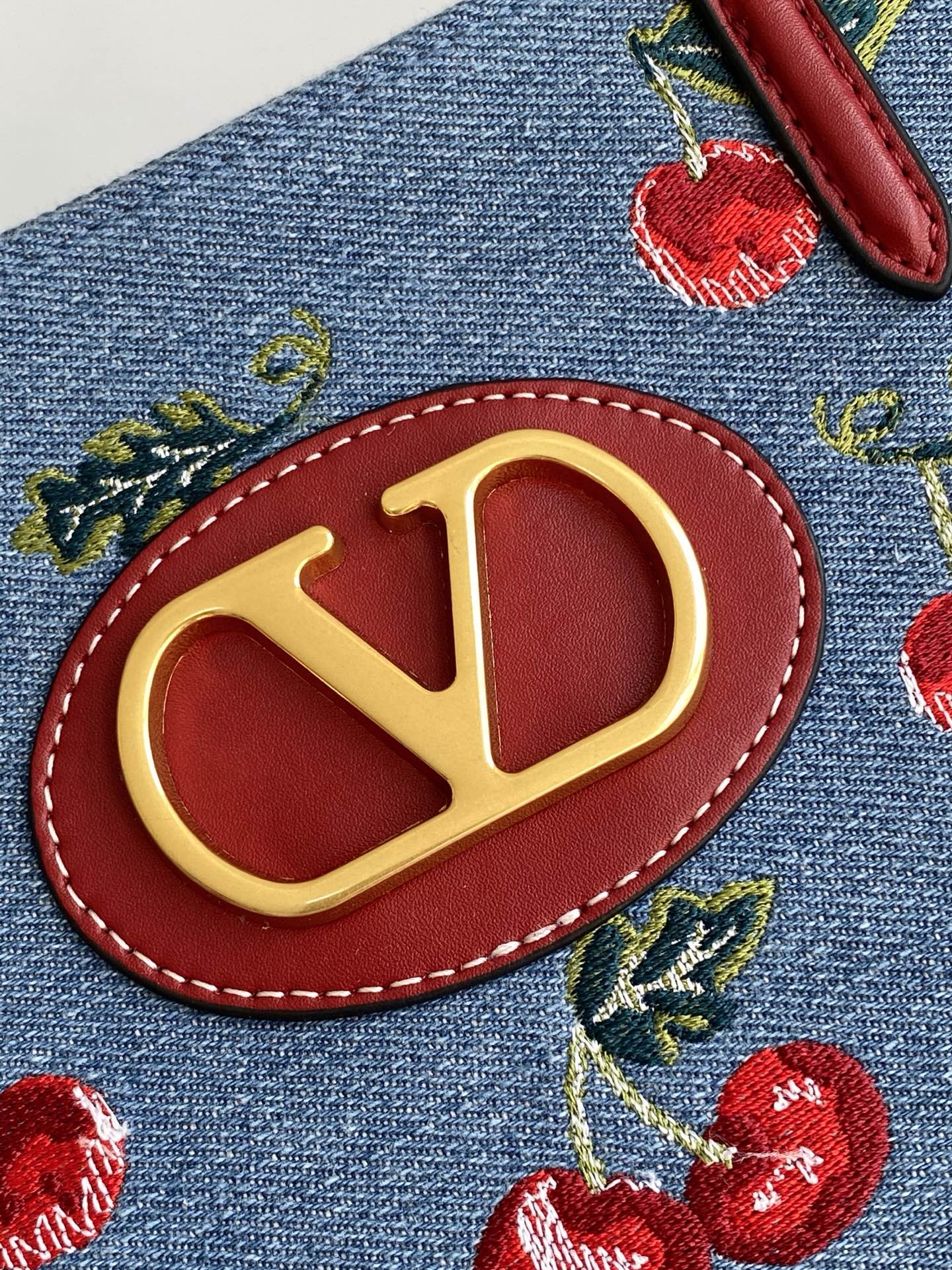 🆕Valent*** 早春樱桃🍒刺绣系列😍-牛仔布打底配以鲜艳欲滴的樱桃🍒刺绣图案，棕色皮革包边，标志性