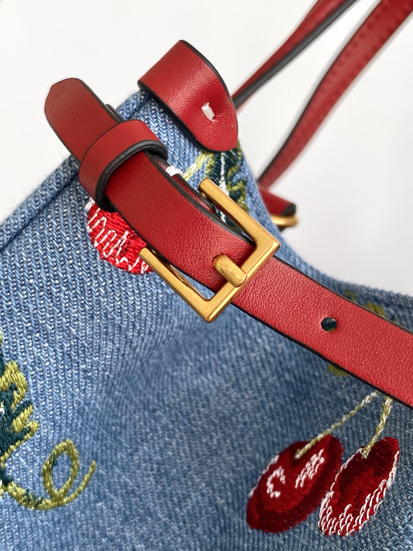 🆕Valent*** 早春樱桃🍒刺绣系列😍-牛仔布打底配以鲜艳欲滴的樱桃🍒刺绣图案，棕色皮革包边，标志性