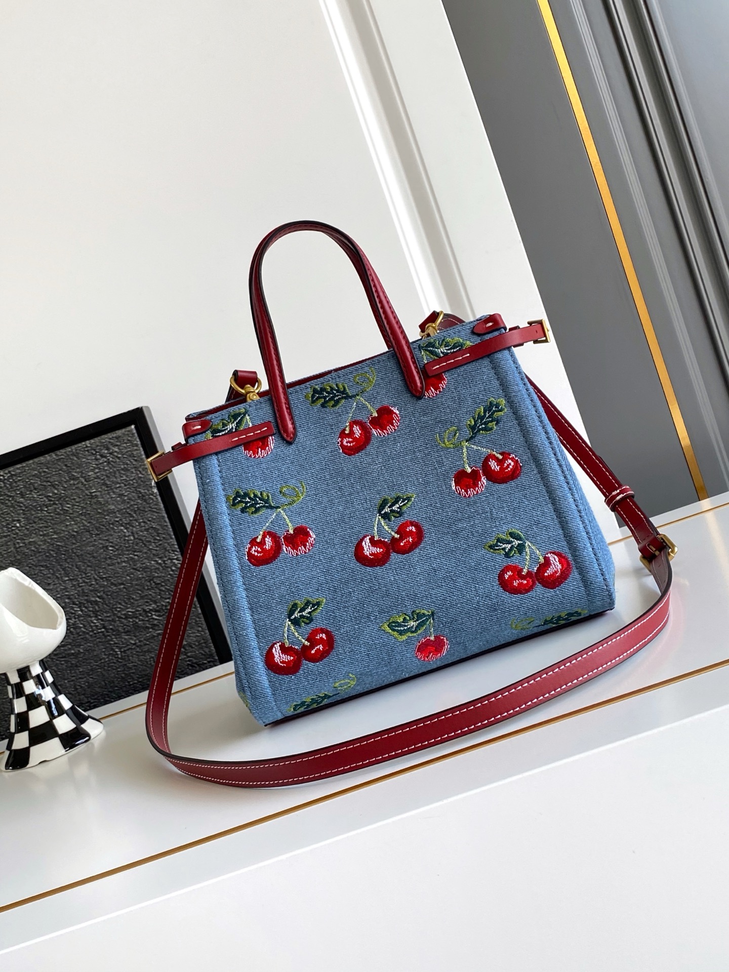 🆕Valent*** 早春樱桃🍒刺绣系列😍-牛仔布配以鲜艳欲滴的樱桃🍒刺绣图案，棕色皮革包边，标志性金属