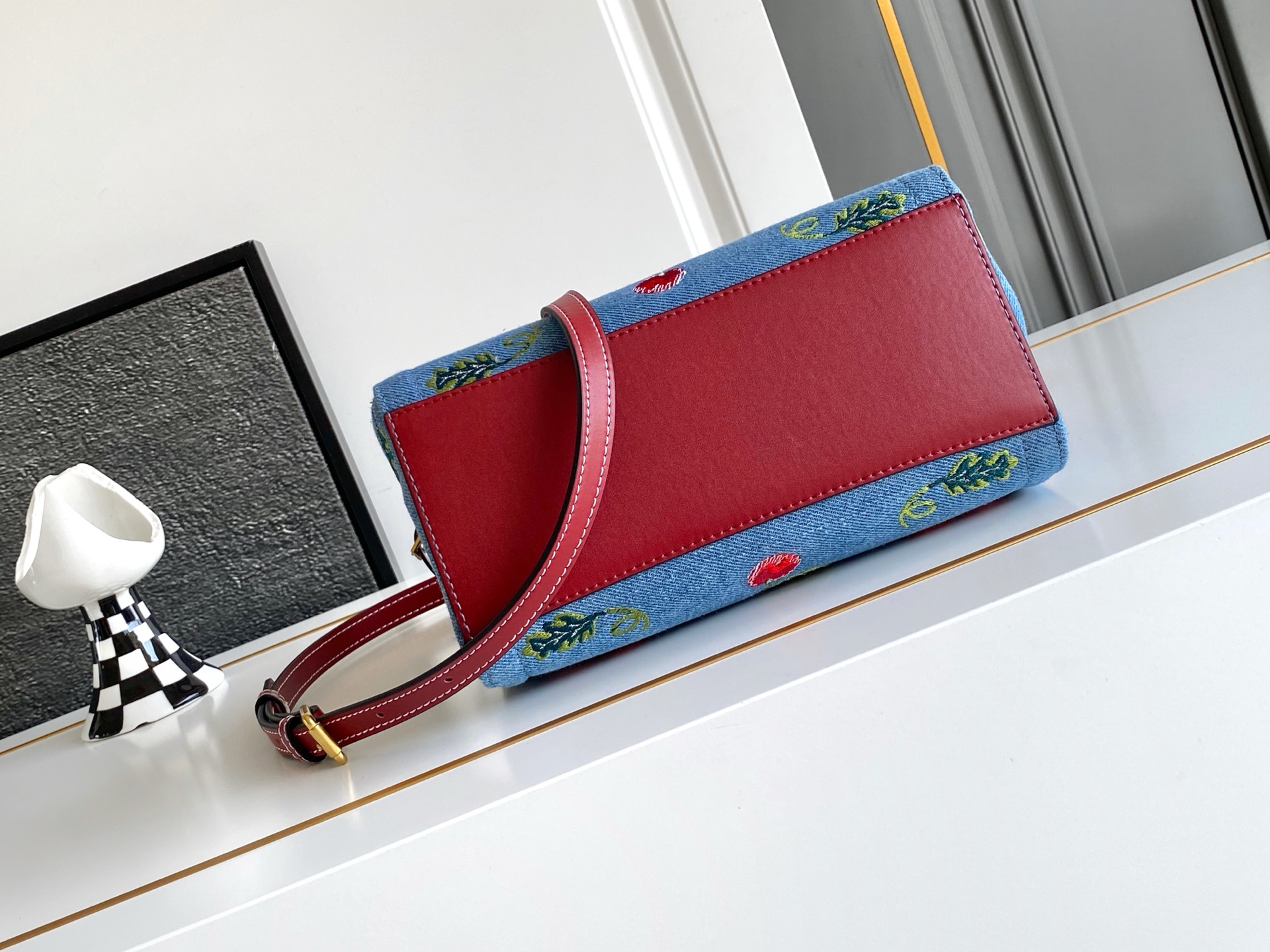 🆕Valent*** 早春樱桃🍒刺绣系列😍-牛仔布配以鲜艳欲滴的樱桃🍒刺绣图案，棕色皮革包边，标志性金属