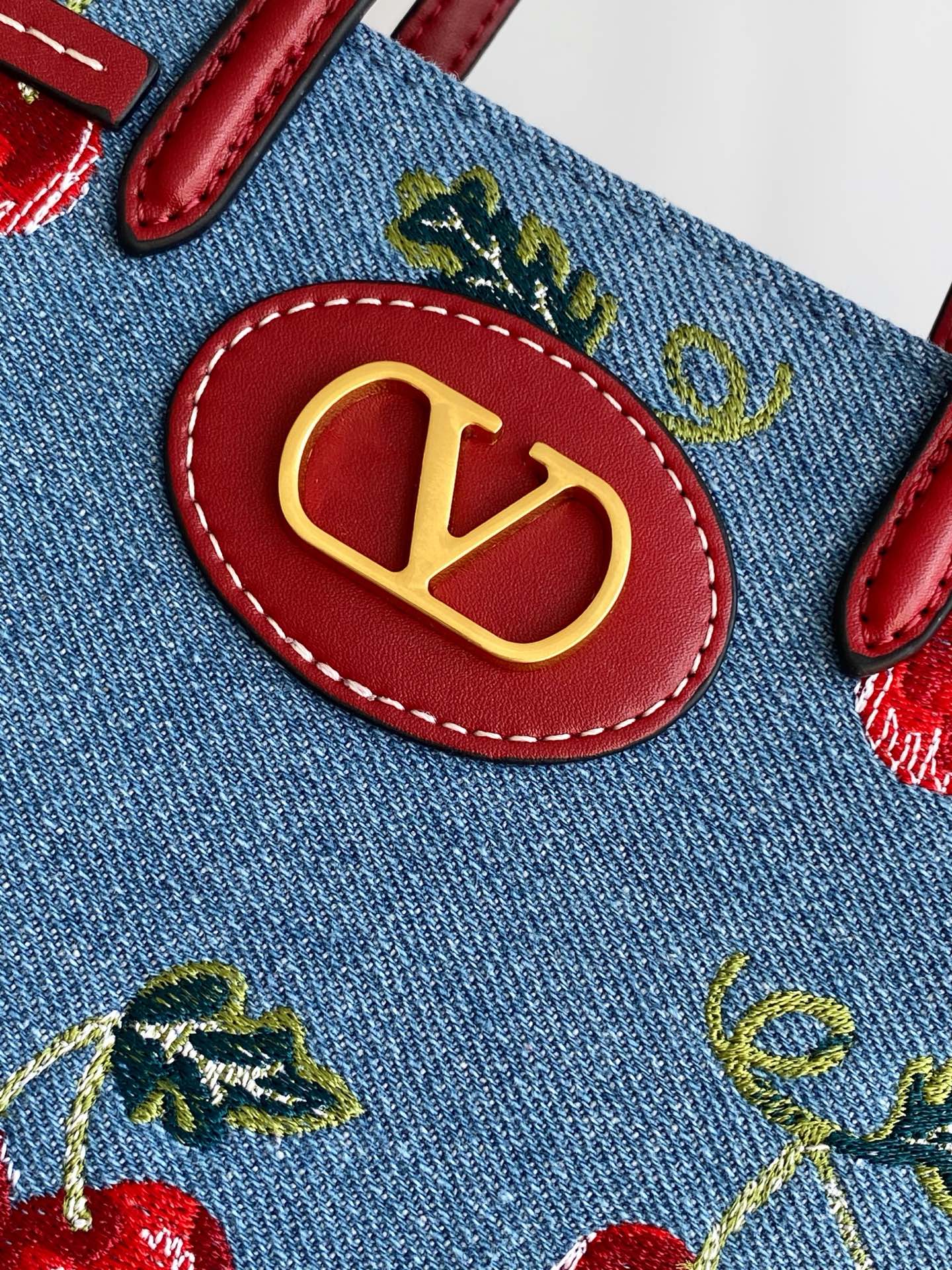 🆕Valent*** 早春樱桃🍒刺绣系列😍-牛仔布配以鲜艳欲滴的樱桃🍒刺绣图案，棕色皮革包边，标志性金属