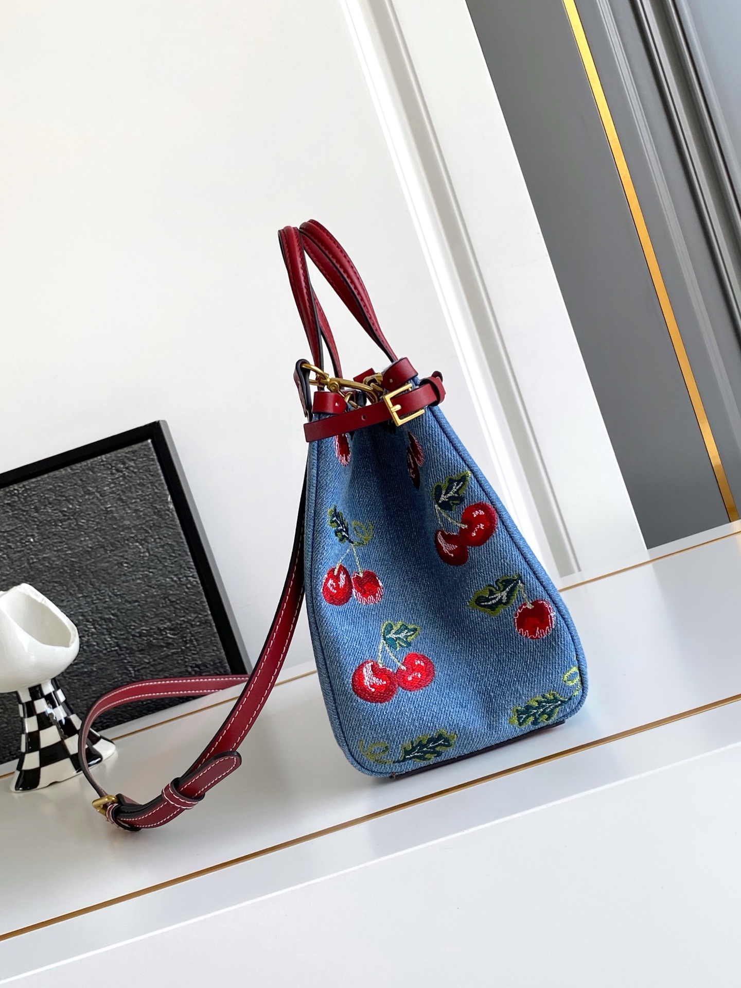 🆕Valent*** 早春樱桃🍒刺绣系列😍-牛仔布配以鲜艳欲滴的樱桃🍒刺绣图案，棕色皮革包边，标志性金属