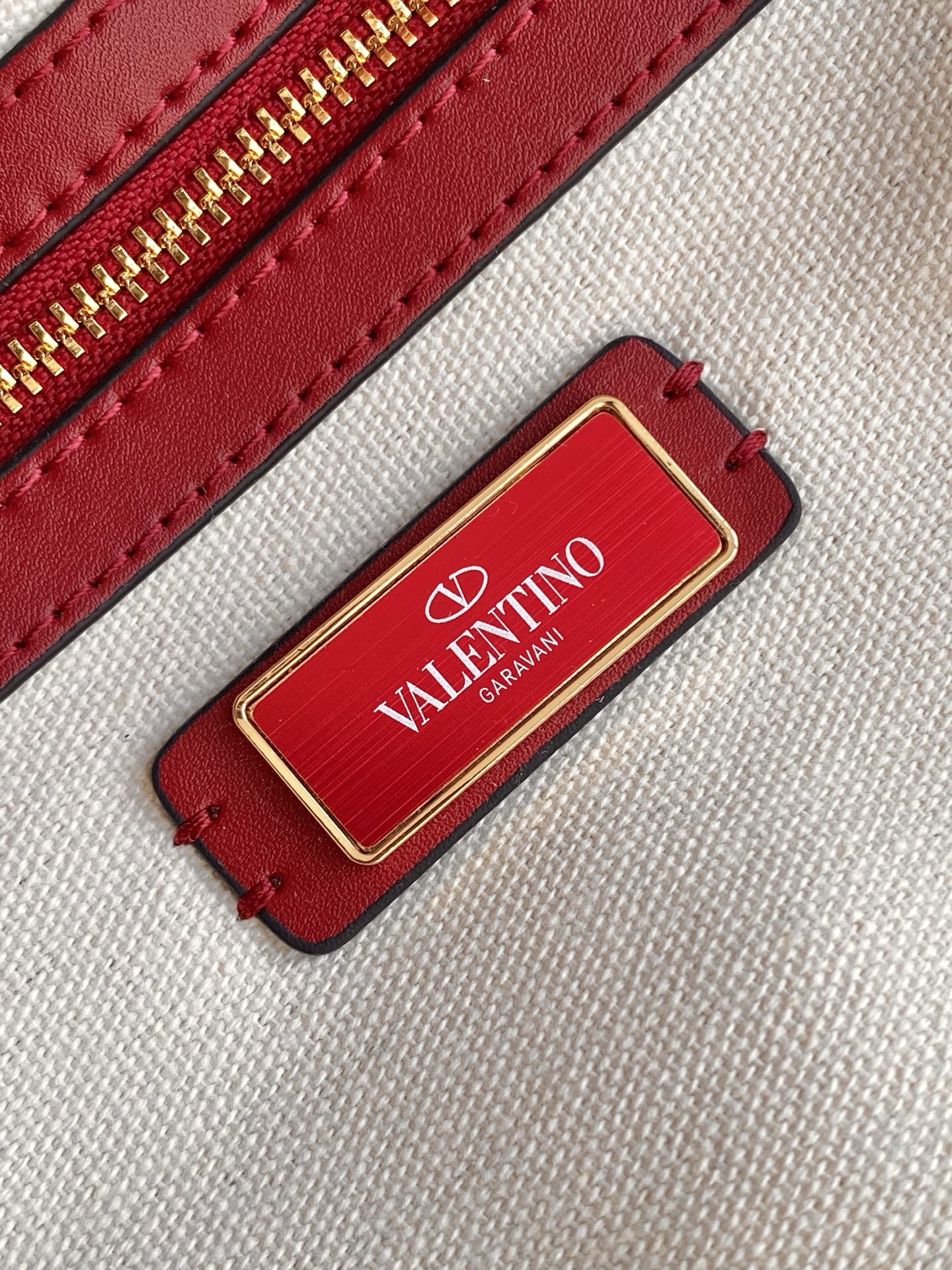 🆕Valent*** 早春樱桃🍒刺绣系列😍-牛仔布配以鲜艳欲滴的樱桃🍒刺绣图案，棕色皮革包边，标志性金属