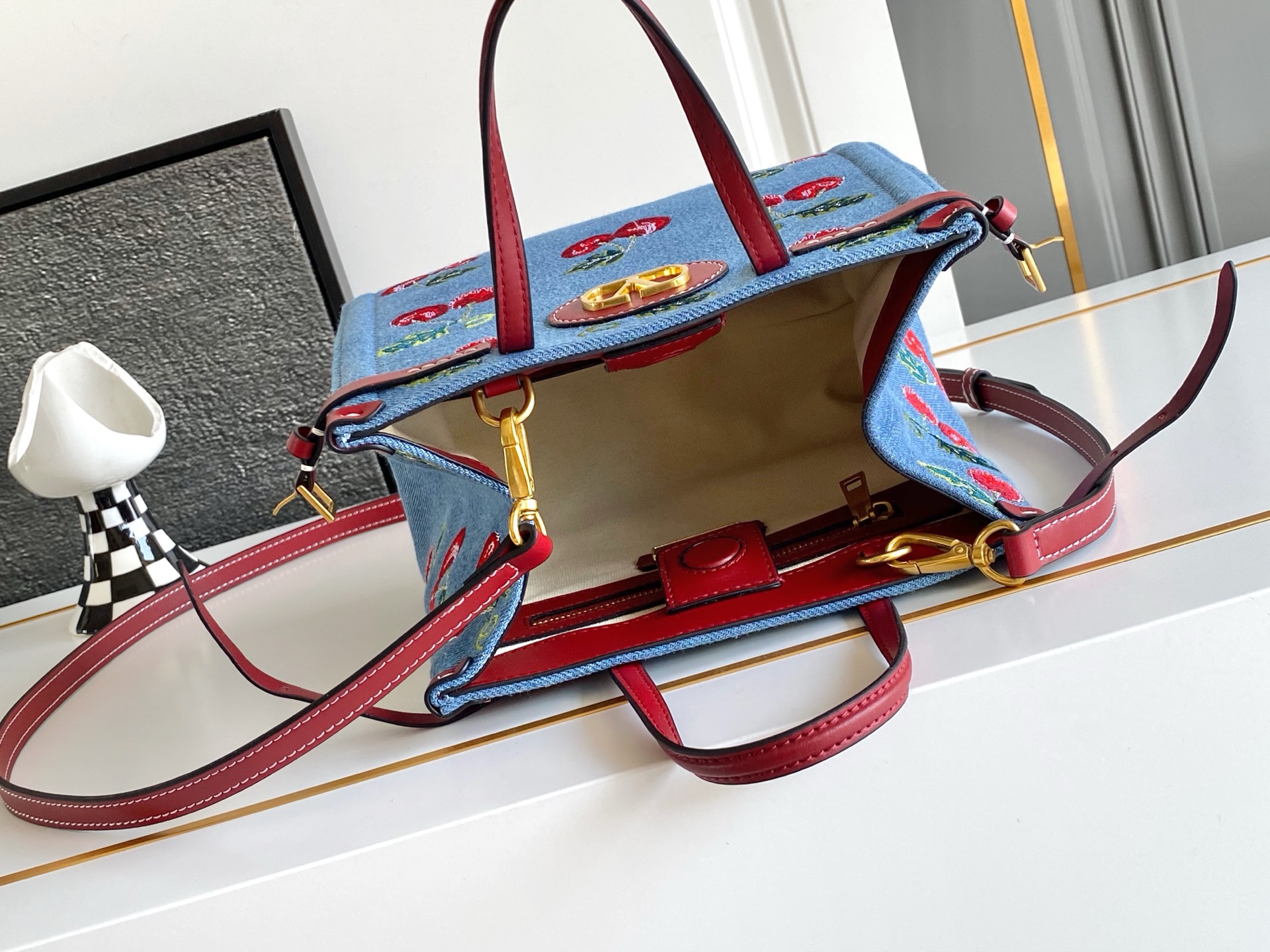 🆕Valent*** 早春樱桃🍒刺绣系列😍-牛仔布配以鲜艳欲滴的樱桃🍒刺绣图案，棕色皮革包边，标志性金属