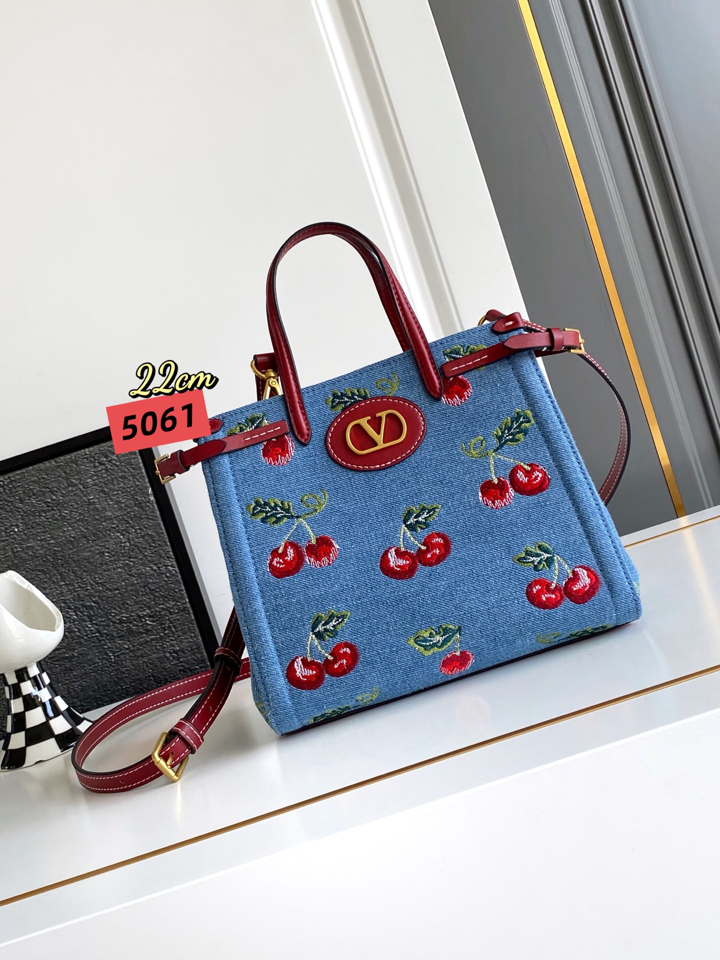 🆕Valent*** 早春樱桃🍒刺绣系列😍-牛仔布配以鲜艳欲滴的樱桃🍒刺绣图案，棕色皮革包边，标志性金属