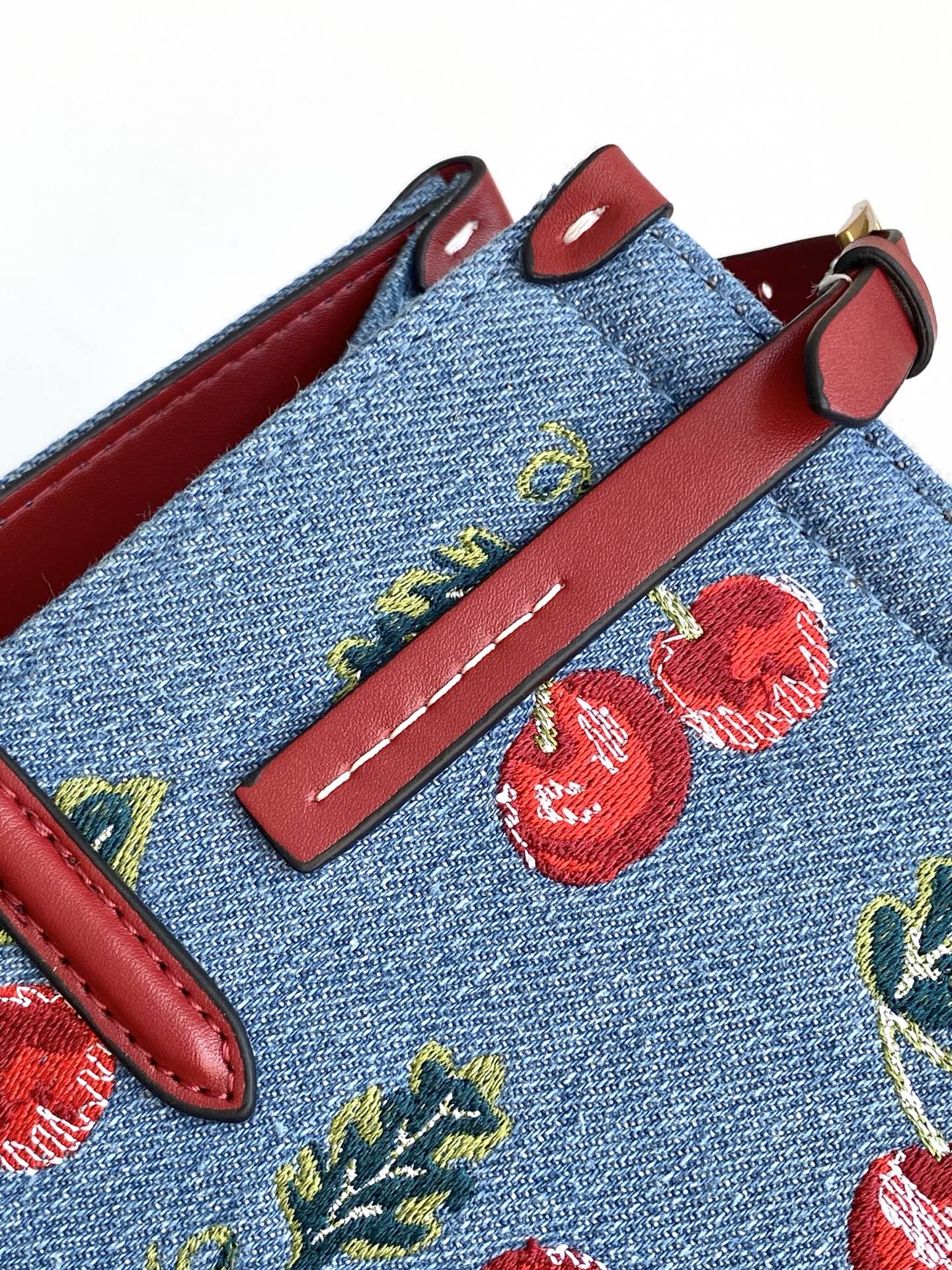 🆕Valent*** 早春樱桃🍒刺绣系列😍-牛仔布配以鲜艳欲滴的樱桃🍒刺绣图案，棕色皮革包边，标志性金属