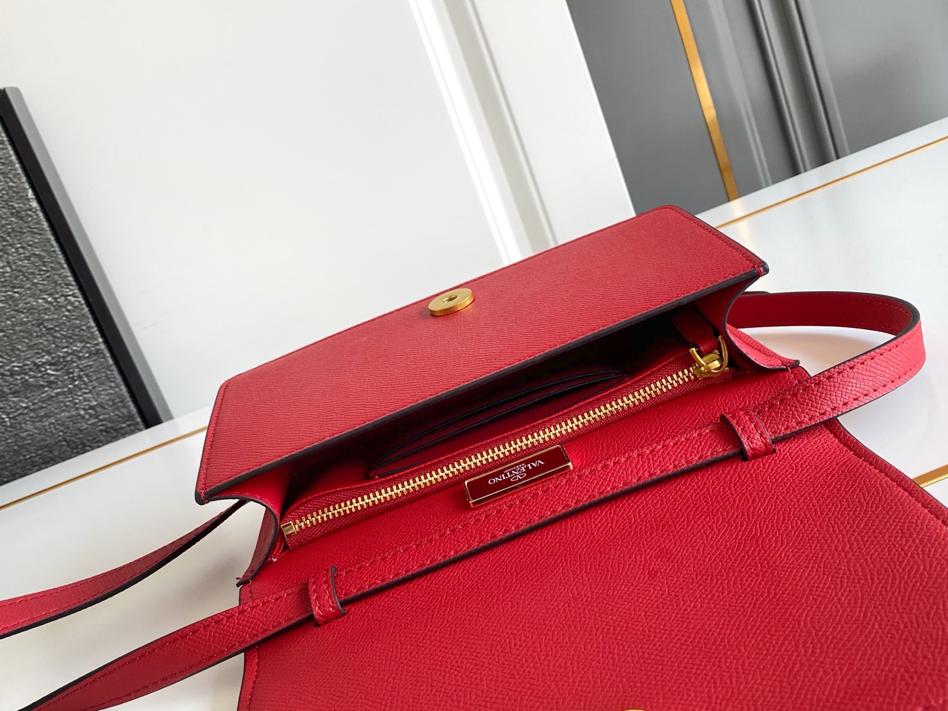 🆕Valent*** 早春樱桃🍒刺绣系列😍-牛仔布配以鲜艳欲滴的樱桃🍒刺绣图案，棕色皮革包边，标志性金属