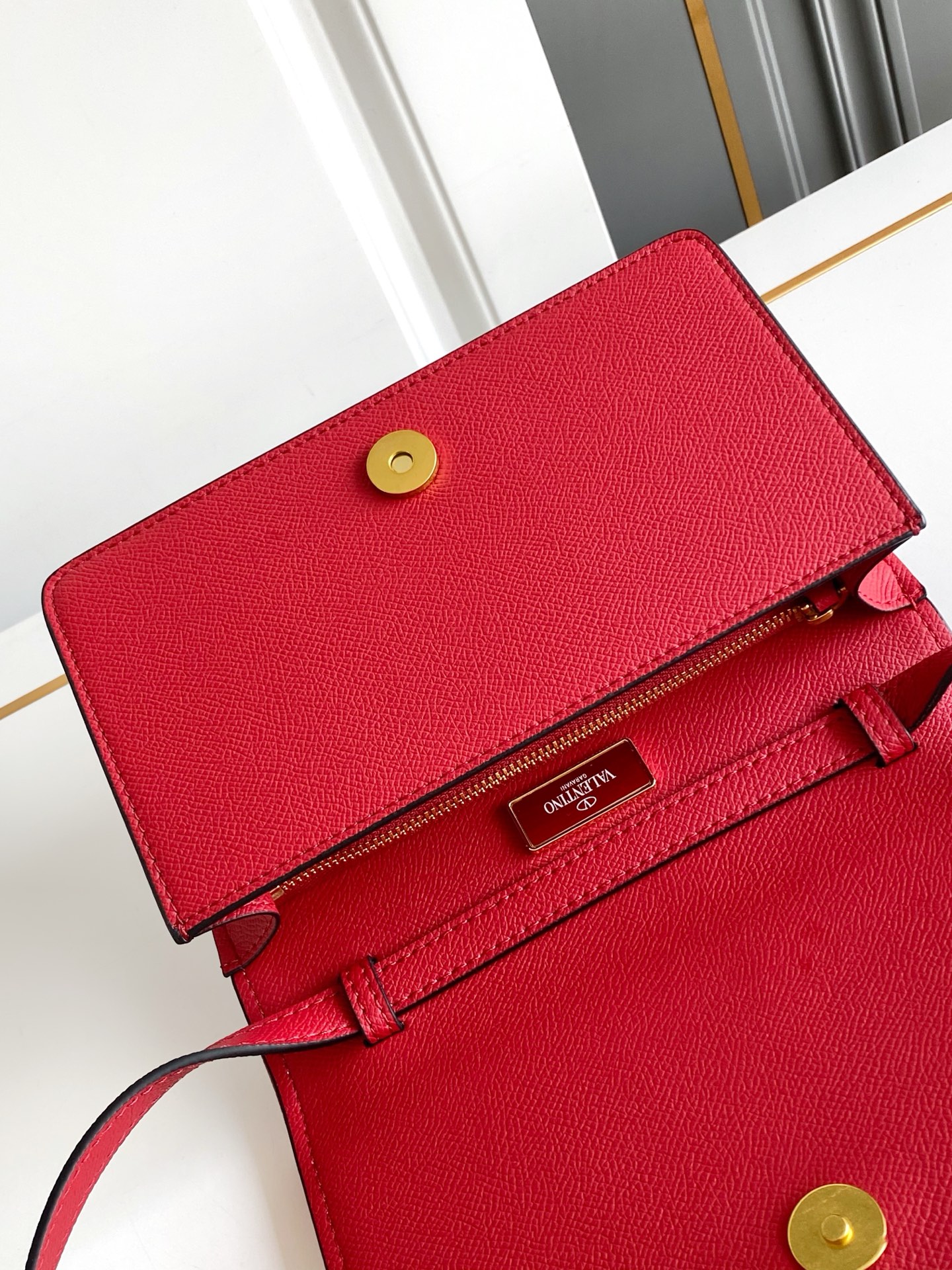 🆕Valent*** 早春樱桃🍒刺绣系列😍-牛仔布配以鲜艳欲滴的樱桃🍒刺绣图案，棕色皮革包边，标志性金属