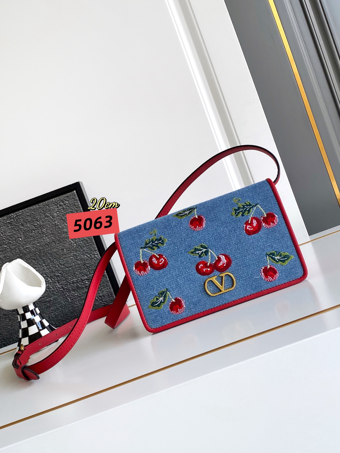 🆕Valent*** 早春樱桃🍒刺绣系列😍-牛仔布配以鲜艳欲滴的樱桃🍒刺绣图案，棕色皮革包边，标志性金属